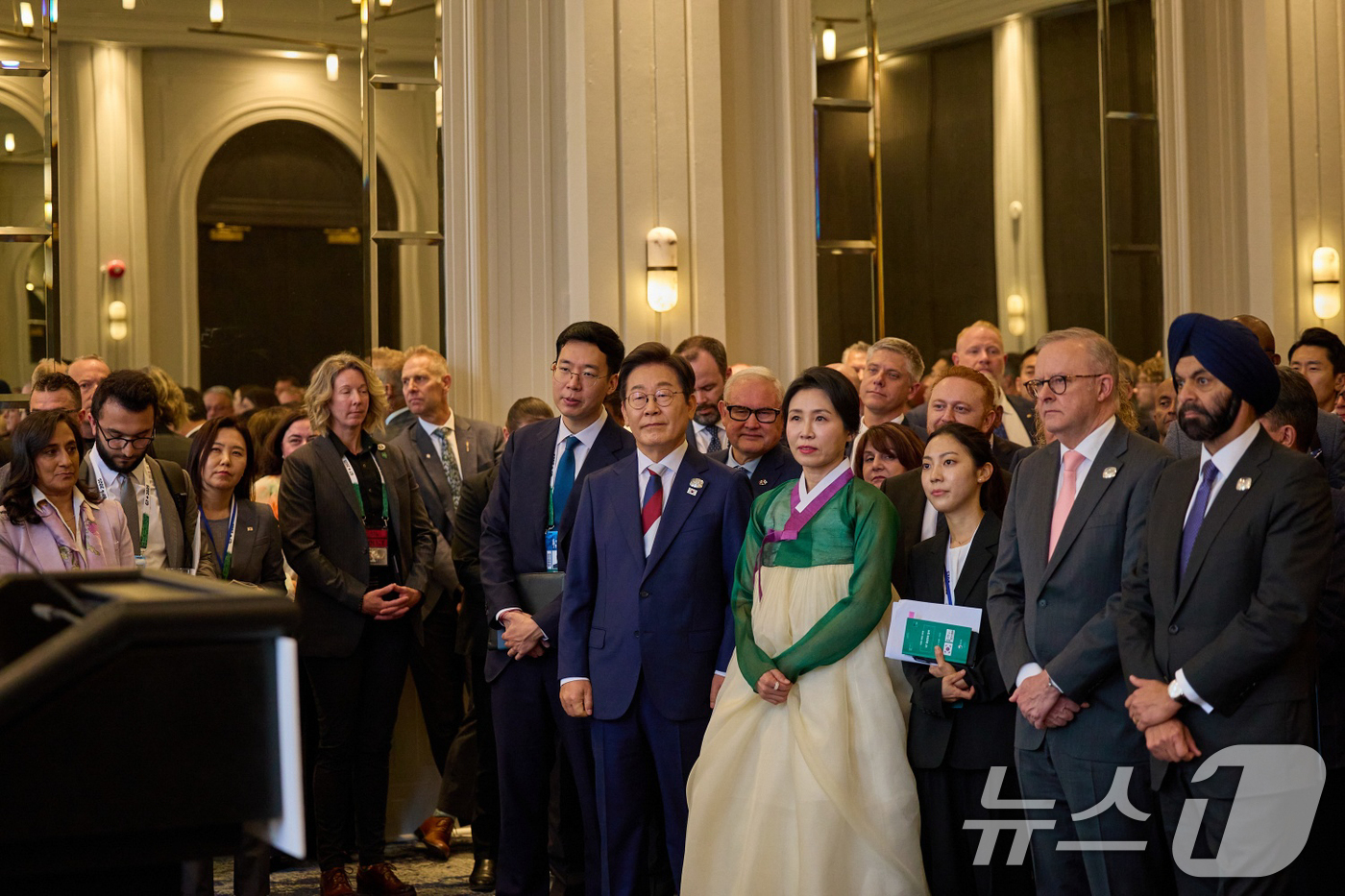 (서울=뉴스1) 허경 기자 = 이재명 대통령과 부인 김혜경 여사가 16일(현지시간) 캘거리 한 호텔에서 열린 다니엘 스미스 앨버타주 수상 주재 G7 초청국 리셉션에 참석하고 있다. …