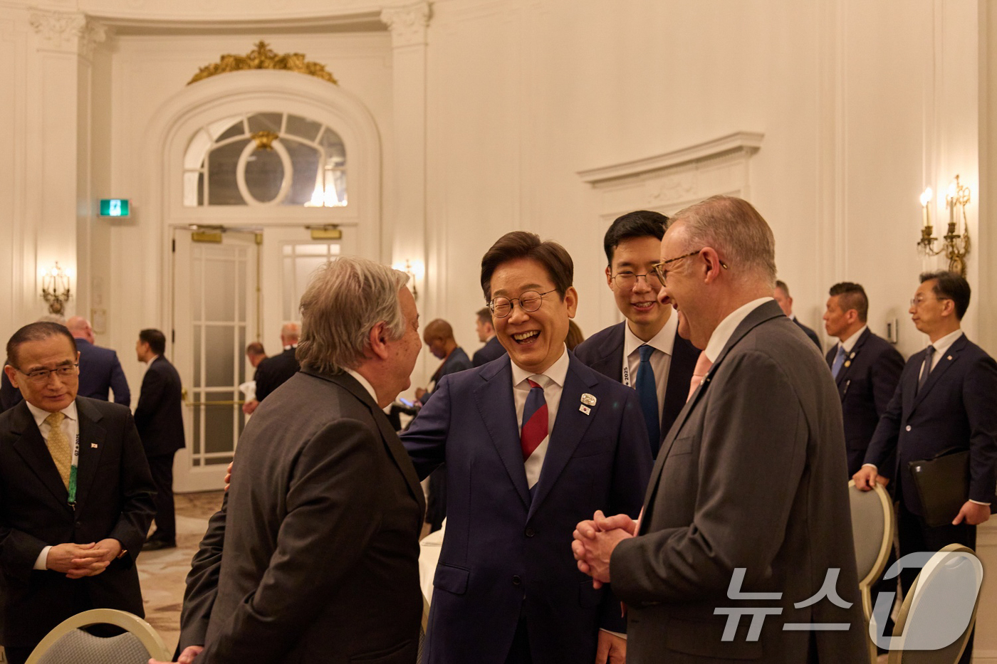 (서울=뉴스1) 허경 기자 = 이재명 대통령이 16일(현지시간) 캘거리 한 호텔에서 열린 다니엘 스미스 앨버타주 수상 주재 G7 초청국 리셉션에 참석하고 있다. (대통령실 제공. …