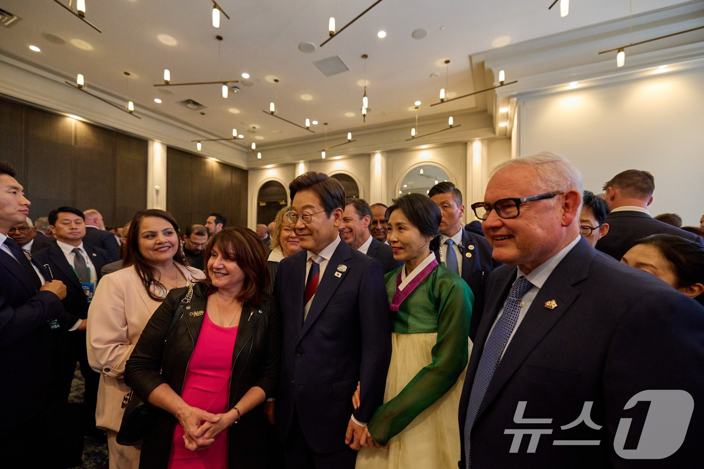 (서울=뉴스1) 허경 기자 = 이재명 대통령과 부인 김혜경 여사가 16일(현지시간) 캘거리 한 호텔에서 열린 다니엘 스미스 앨버타주 수상 주재 G7 초청국 리셉션에 참석하고 있다. …