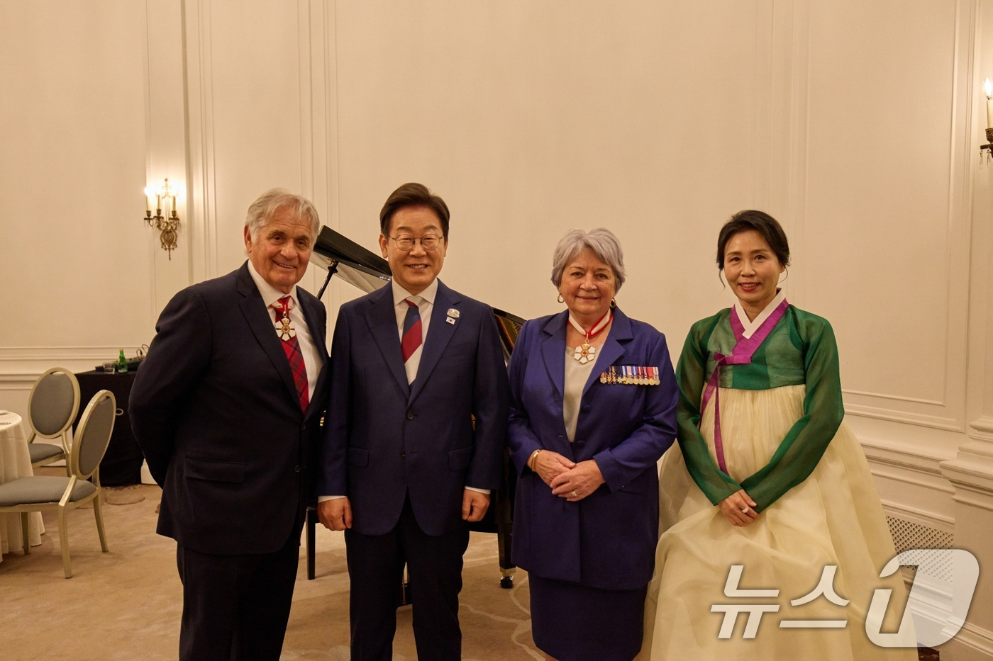 (서울=뉴스1) 허경 기자 = 이재명 대통령과 부인 김혜경 여사가 16일(현지시간) 캘거리 한 호텔에서 열린 다니엘 스미스 앨버타주 수상 주재 G7 초청국 리셉션에서 메리 사이먼 …