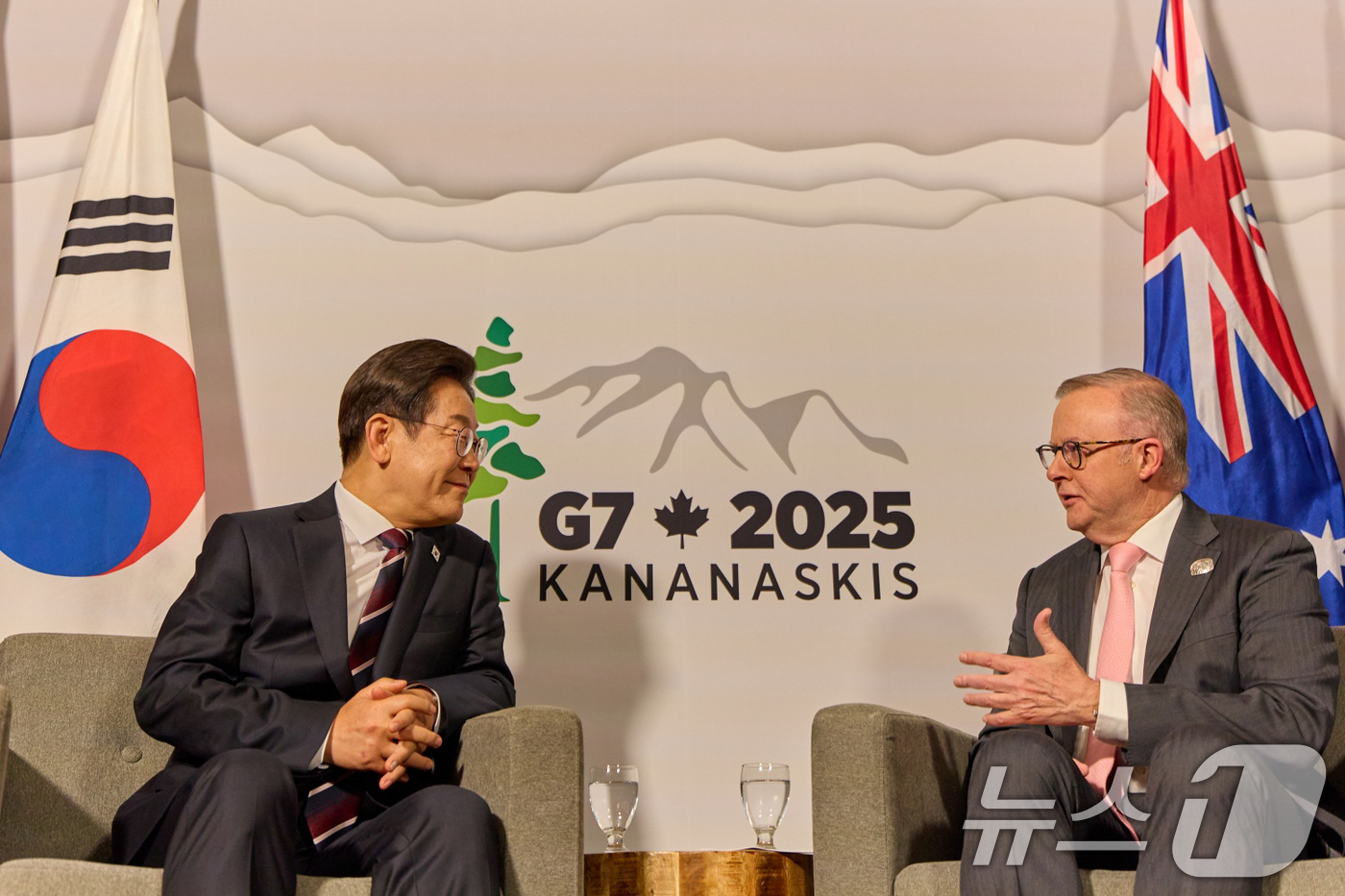 (서울=뉴스1) 허경 기자 = 주요 7개국(G7) 정상회의 참석차 캐나다를 방문한 이재명 대통령이 16일(현지시간) 캘거리 한 호텔에서 앤서니 앨버니지 호주 총리와 한-호주 정상회 …