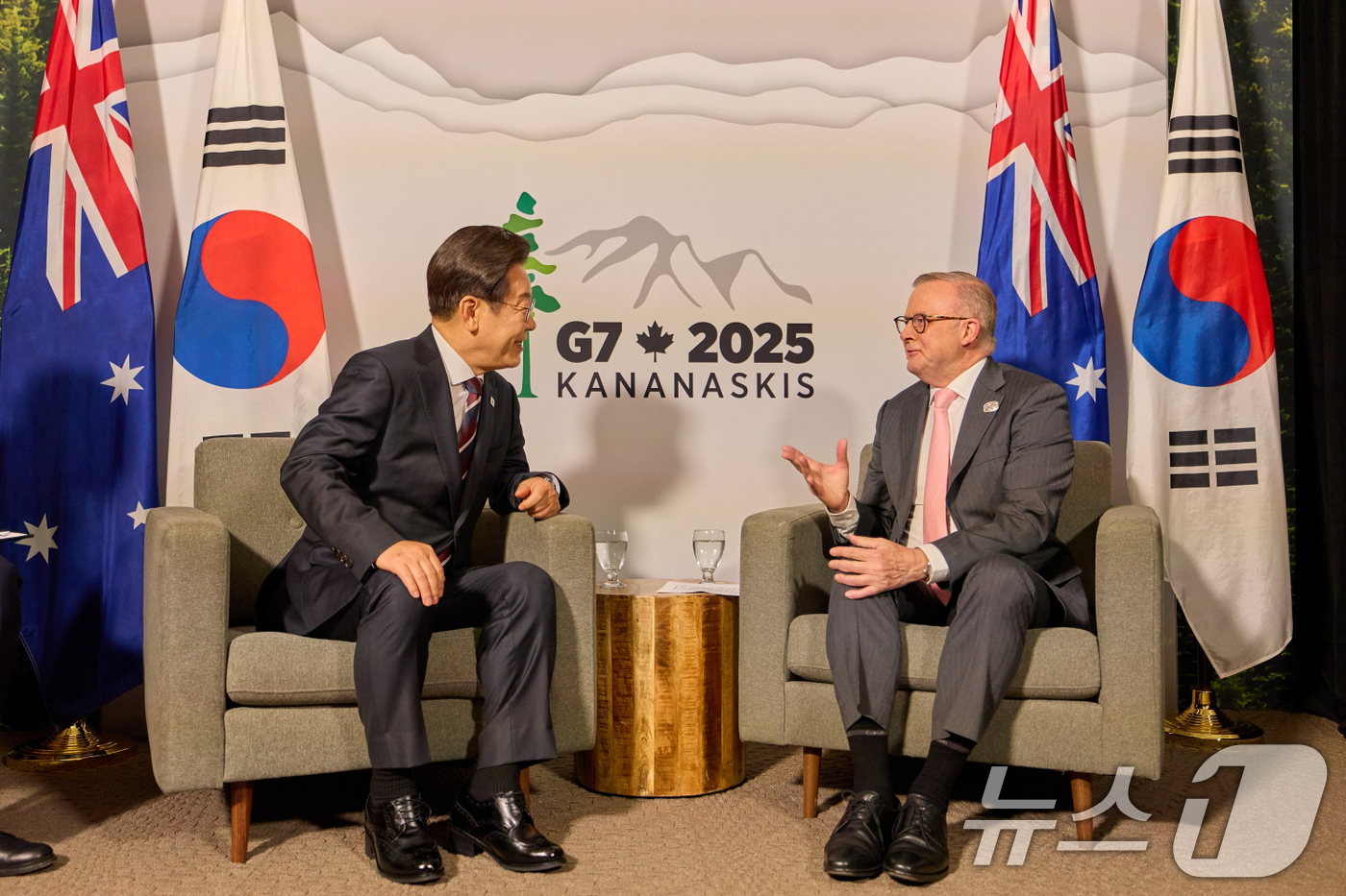 (서울=뉴스1) 허경 기자 = 주요 7개국(G7) 정상회의 참석차 캐나다를 방문한 이재명 대통령이 16일(현지시간) 캘거리 한 호텔에서 앤서니 앨버니지 호주 총리와 한-호주 정상회 …