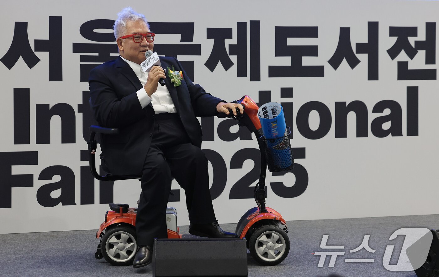 본문 이미지 - 렉스 하우 타이베이도서전 재단 대표가 18일 오전 서울 강남구 삼성동 코엑스에서 열린 2025 서울국제도서전 개막식에서 축사를 하고 있다. 2025.6.18/뉴스1 ⓒ News1 박정호 기자
