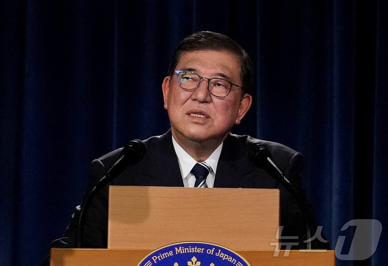 (캘거리 로이터=뉴스1) 강민경 기자 = 이시바 시게루 일본 총리가 16~17일 캐나다에서 열린 G7 정상회의에 참석한 뒤 17일 앨버타주 캘거리에서 기자회견을 열고 발언하고 있다 …