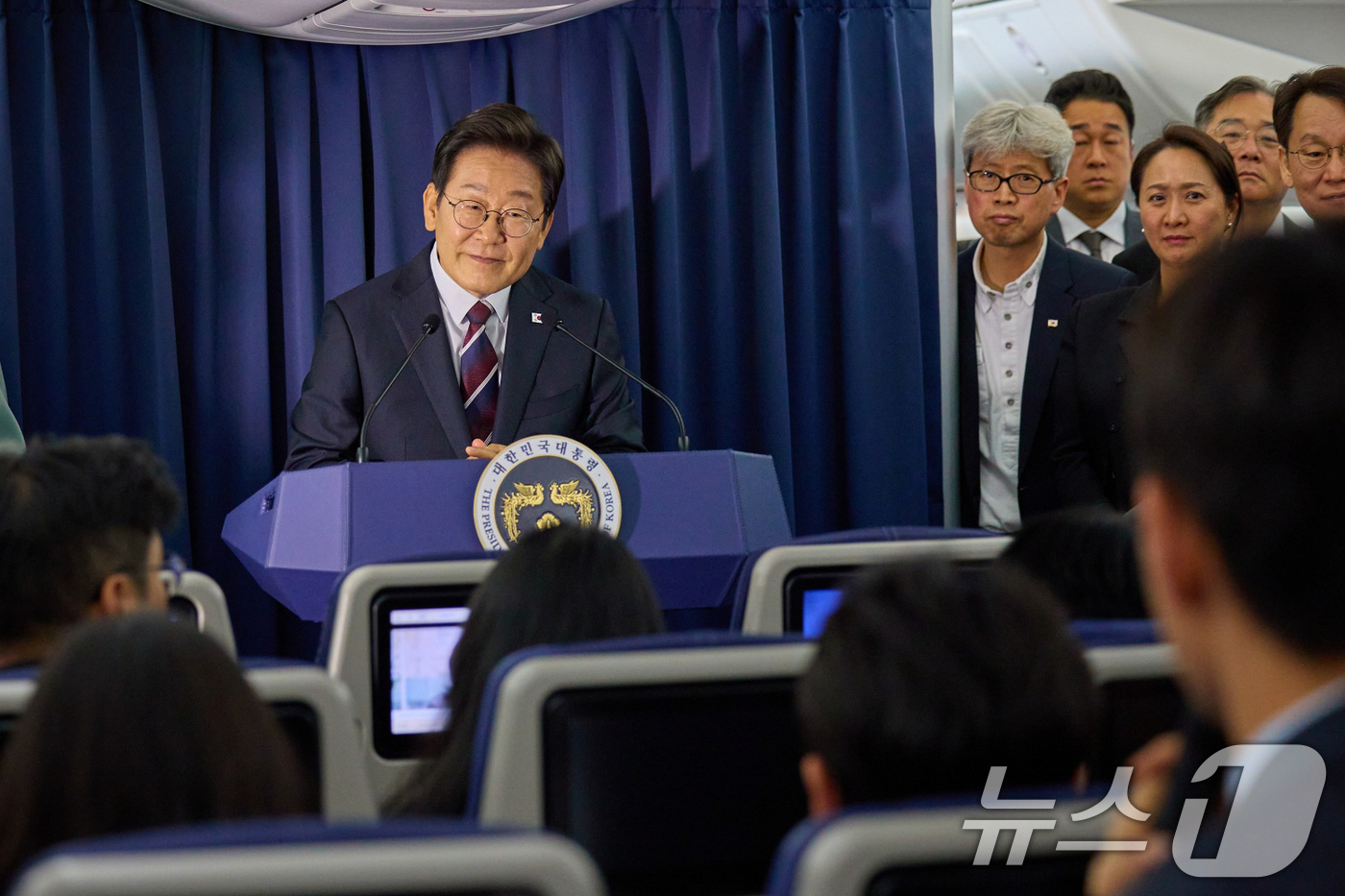 (서울=뉴스1) 허경 기자 = 주요 7개국(G7) 정상회의에 참석하는 이재명 대통령이 16일(현지시간) 캐나다 앨버타주 캘거리로 향하는 공군 1호기에서 기자간담회를 하고 있다. ( …