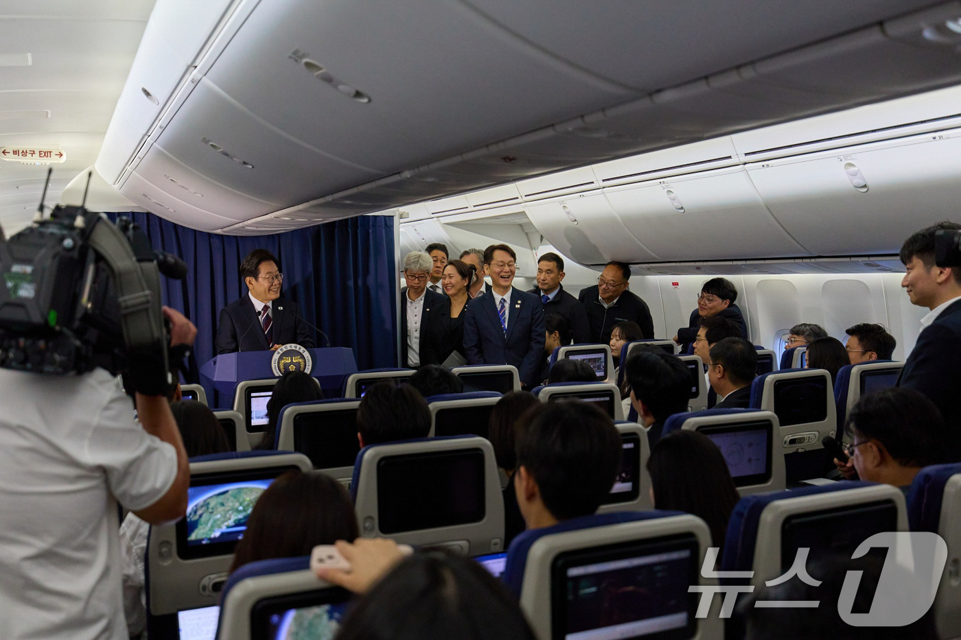 (서울=뉴스1) 허경 기자 = 주요 7개국(G7) 정상회의에 참석하는 이재명 대통령이 16일(현지시간) 캐나다 앨버타주 캘거리로 향하는 공군 1호기에서 기자간담회를 하고 있다. ( …