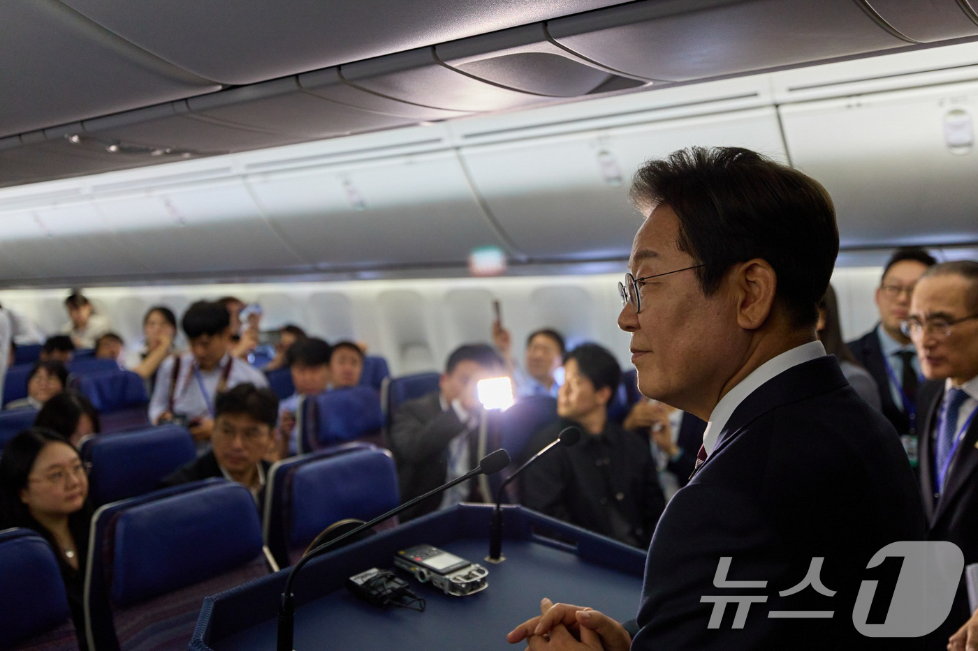 (서울=뉴스1) 허경 기자 = 주요 7개국(G7) 정상회의에 참석하는 이재명 대통령이 16일(현지시간) 캐나다 앨버타주 캘거리로 향하는 공군 1호기에서 기자간담회를 하고 있다. ( …