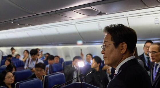 李대통령, 기내서 '깜짝 기자간담회'