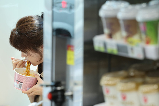 "작년 1600곳 문 닫았다"…편의점, 36년만의 첫 감소 '생존경쟁'