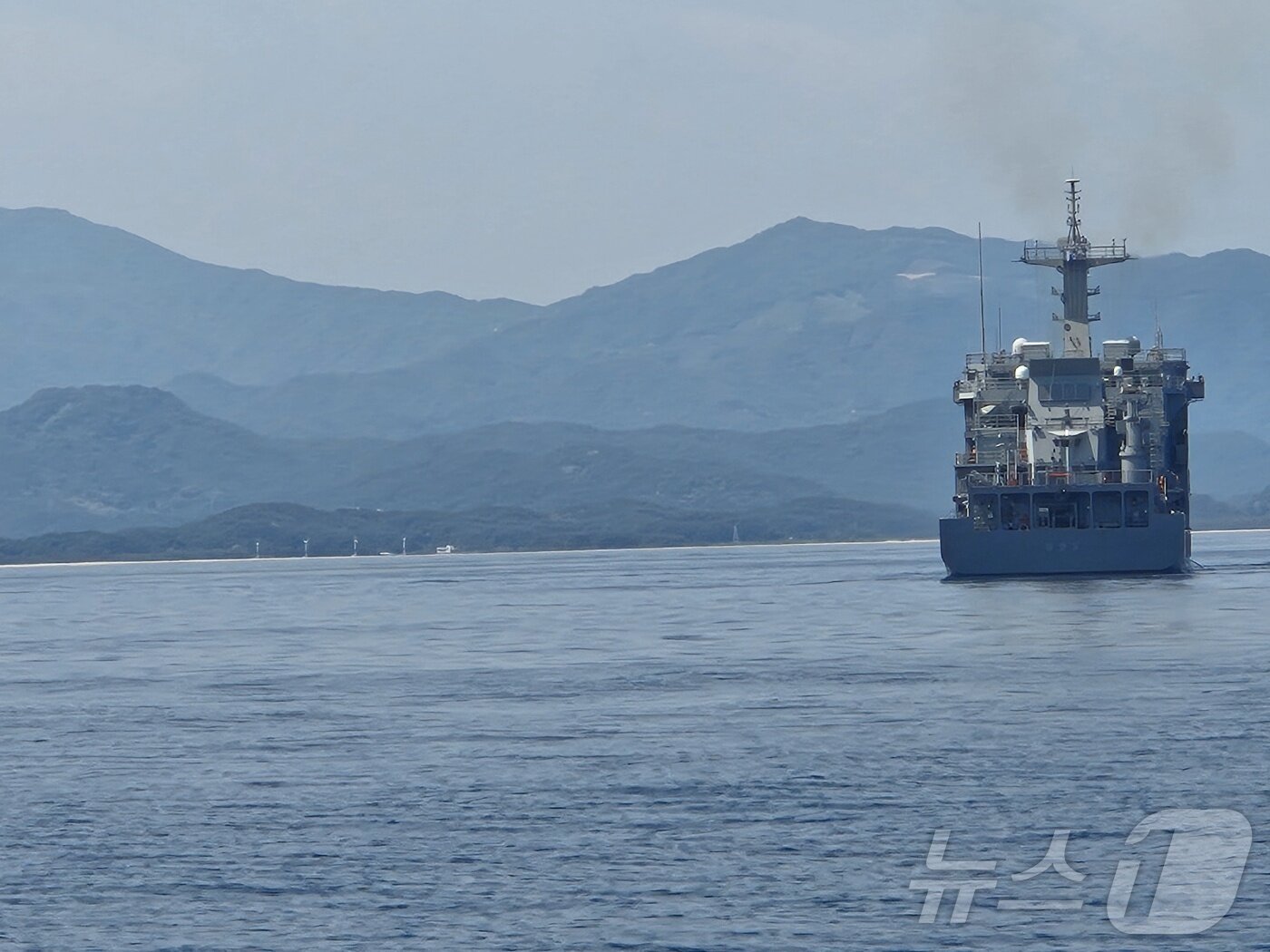 본문 이미지 - 45년 전인 1980년 1월 동해안 최북단 강원 고성 거진 앞바다에서 침몰한 속초해경 경비정 72정의 인양 가능성을 위한 현장조사가 18일 오전 해군과 해경의 공조로 진행되고 있다. 2025.6.18/뉴스1 ⓒ News1 윤왕근 기자