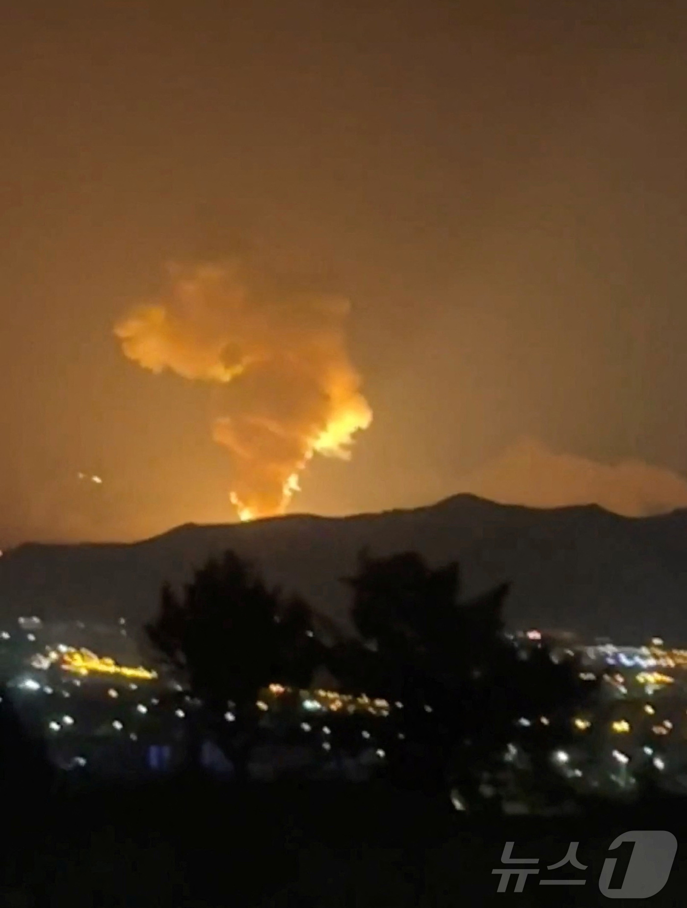 (테헤란 로이터=뉴스1) 최종일 선임기자 = 18일(현지시간) 이스라엘의 공격 뒤에 이란 테헤란에서 연기가 피어오르고 있다. 사진은 로이터통신이 소셜미디어 영상을 캡쳐한 것이다. …