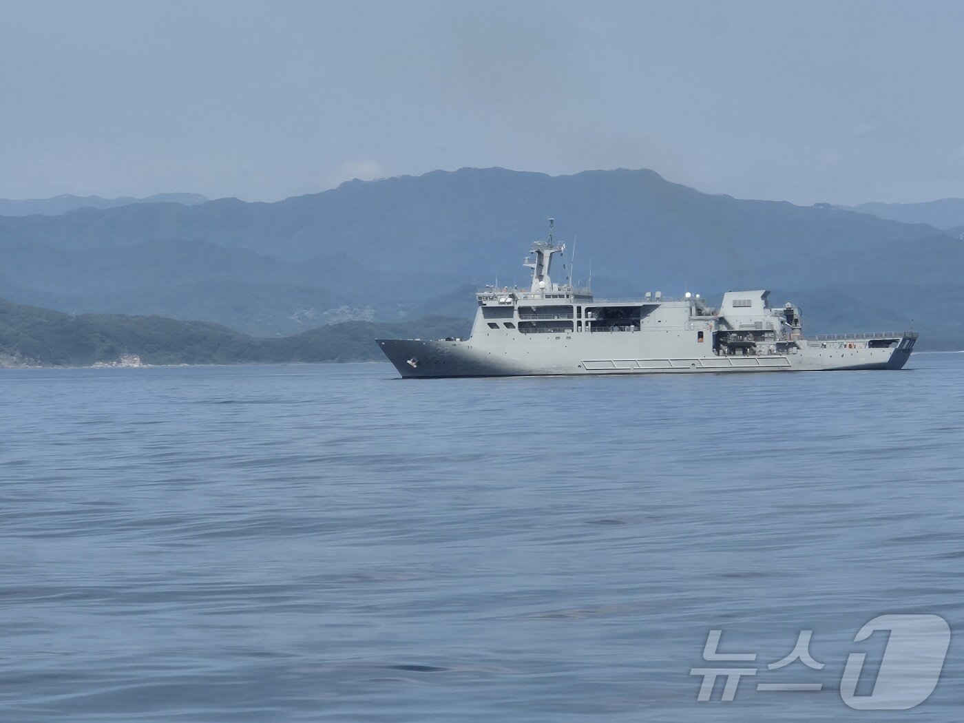 본문 이미지 - 45년 전인 1980년 1월 동해안 최북단 강원 고성 거진 앞바다에서 침몰한 속초해경 경비정 72정의 인양 가능성을 위한 현장조사가  지난 6월 18일 오전 해군과 해경의 공조로 진행되고 있다. &#40;뉴스1 DB&#41; ⓒ News1 윤왕근 기자