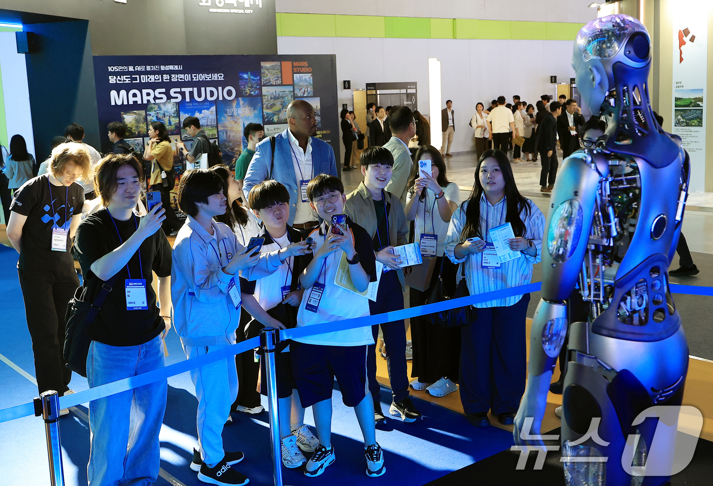 (서울=뉴스1) 박정호 기자 = 18일 서울 강남구 삼성동 코엑스에서 열린 2025 메타버스 엑스포를 찾은 학생 참관객들이 휴머노이드 AI 로봇 아메카와 문답을 하고 있다.  20 …
