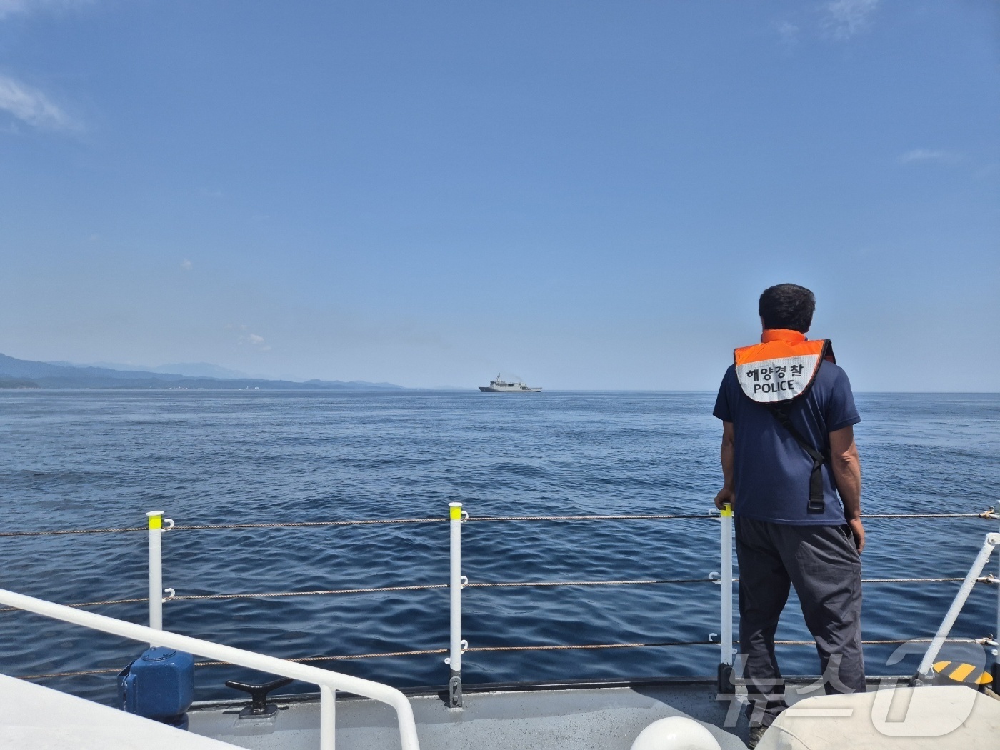(강원 고성=뉴스1) 윤왕근 기자 = 45년 전인 1980년 1월 동해안 최북단 강원 고성 거진 앞바다에서 침몰한 속초해경 경비정 72정의 인양 가능성을 위한 현장조사가 18일 오 …