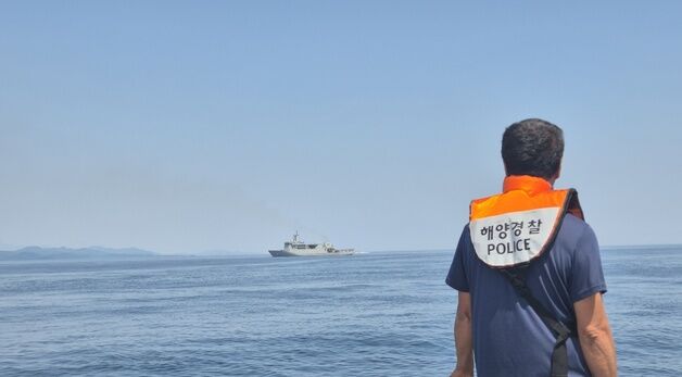 \'해경 72정\' 조사 현장 바라보는 유족