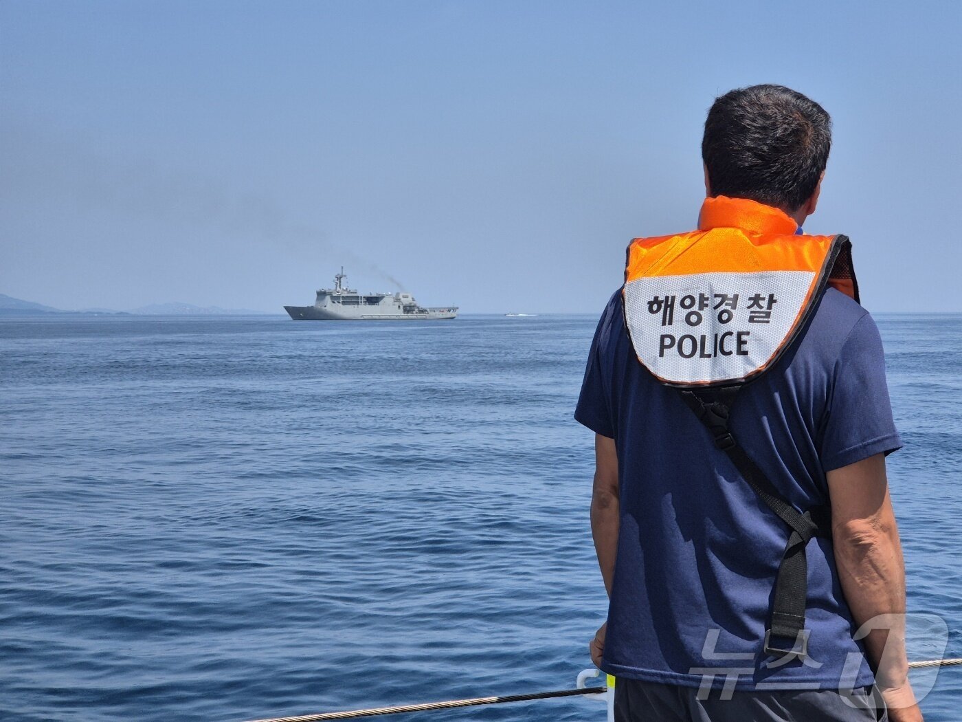 본문 이미지 - 45년 전인 1980년 1월 동해안 최북단 강원 고성 거진 앞바다에서 침몰한 속초해경 경비정 72정의 인양 가능성을 위한 현장조사가 18일 오전 해군과 해경의 공조로 진행되고 있다. 조사 현장을 바라보는 고(故) 조병섭 경장의 동생 조병주 씨.2025.6.18/뉴스1 ⓒ News1 윤왕근 기자