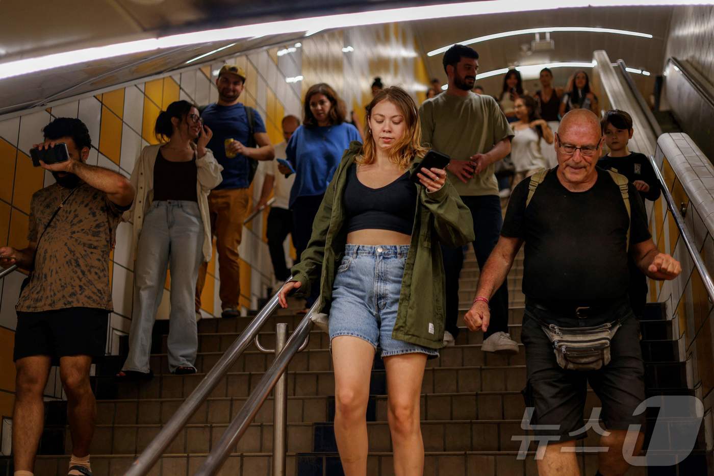 (하이파 AFP=뉴스1) 최종일 선임기자 = 이란 미사일 공격 우려로 17일(현지시간) 밤 이스라엘 북부 하이파 지하철 역 내에 시민들이 대피해 있다. 2025.06.17ⓒ AFP …