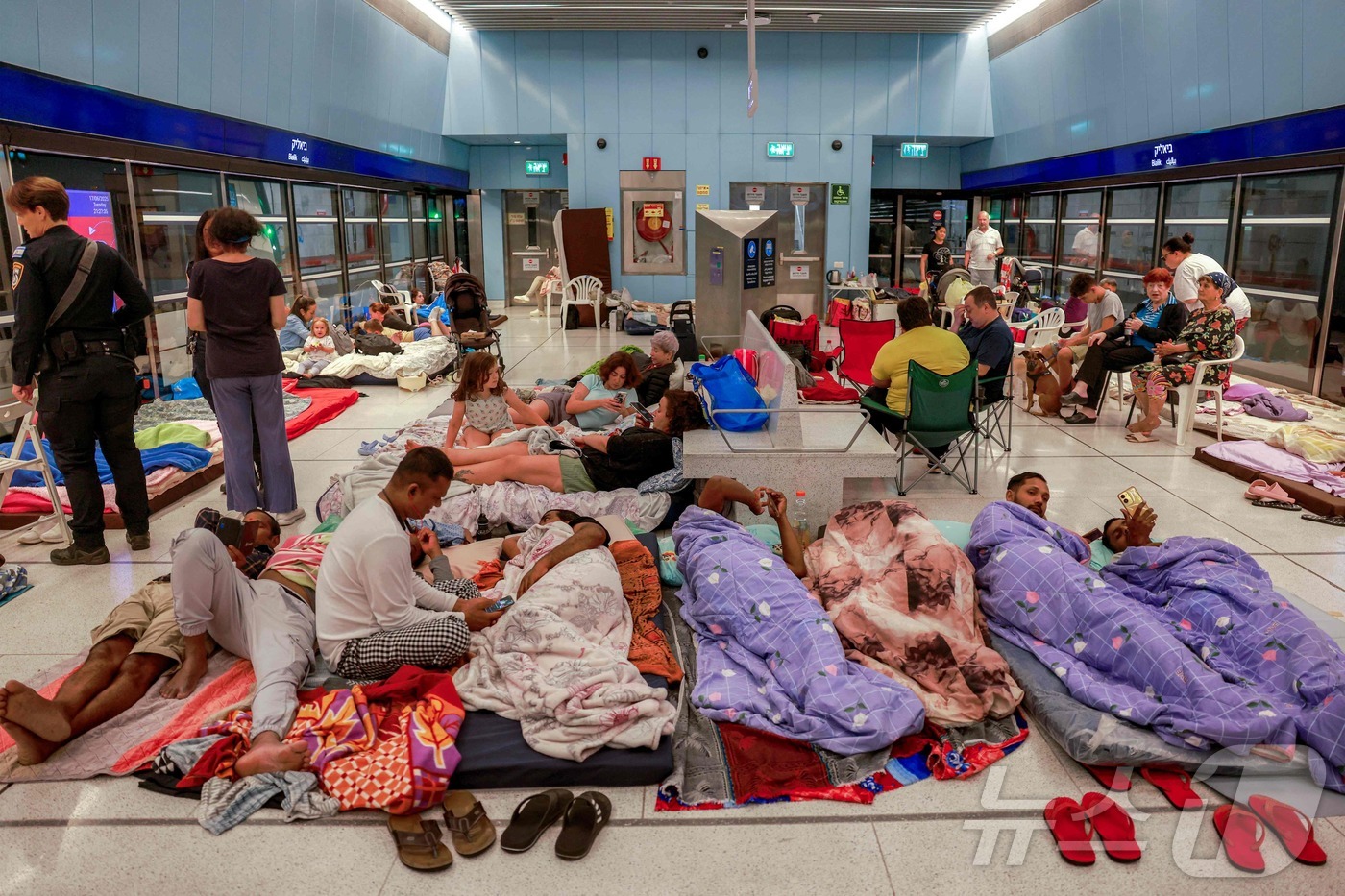 (라마트간 AFP=뉴스1) 최종일 선임기자 = 이란 미사일 공격 우려로 17일(현지시간) 밤 이스라엘 텔아비브 동쪽에 있는 라마트간 지하철 역 내에 시민들이 대피해 있다. 2025 …