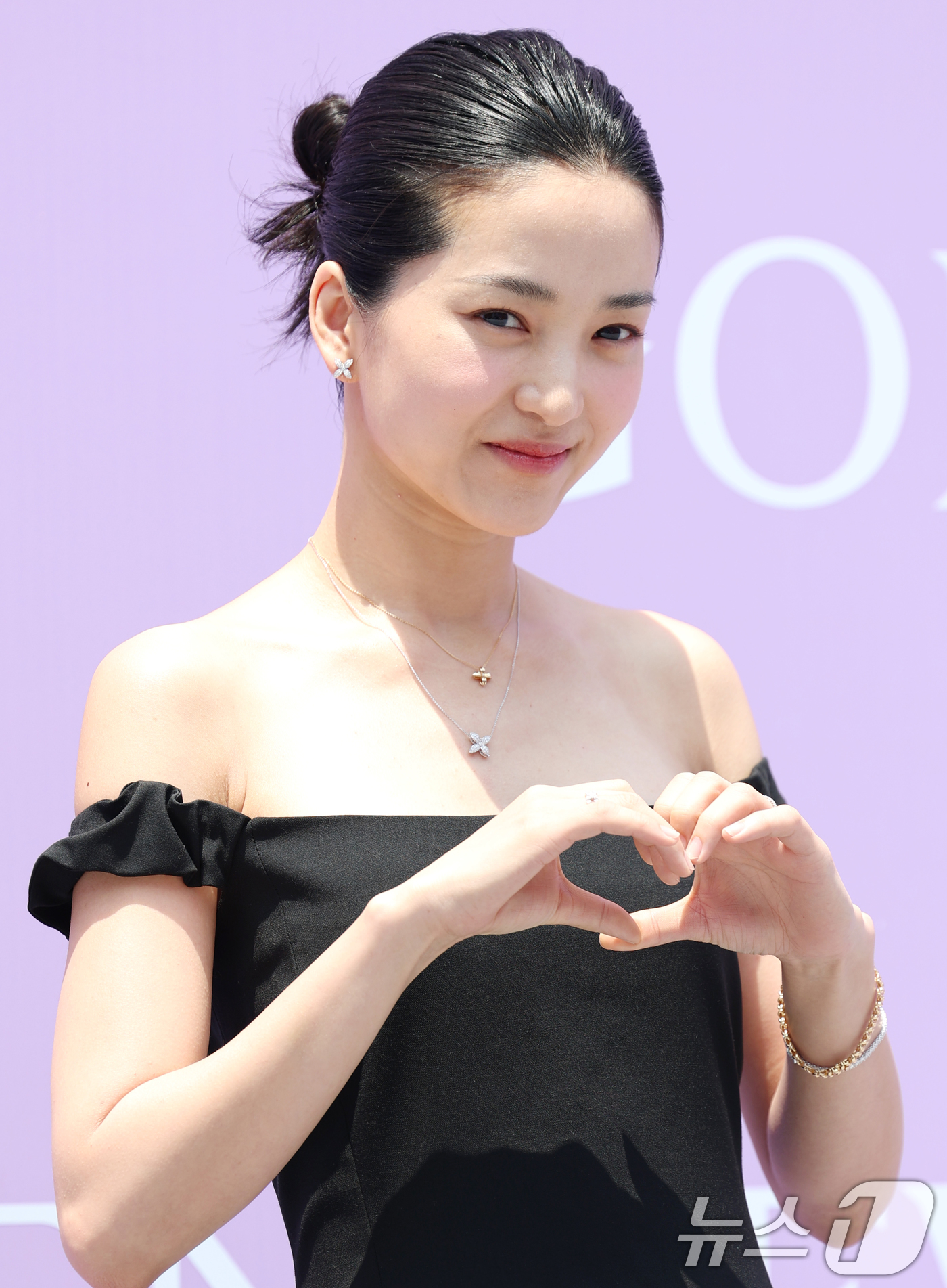 (서울=뉴스1) 권현진 기자 = 배우 김태리가 18일 서울 성동구 MM성수에서 열린 골든듀 ‘듀이터널스 & 펄시피아’ 팝업행사에 참석해 포즈를 취하고 있다. 2025.6.18/뉴스 …