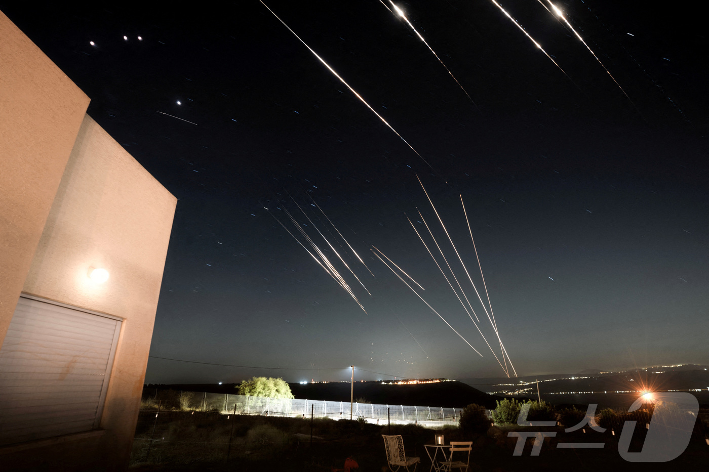 (골란고원 로이터=뉴스1) 최종일 선임기자 = 18일(현지시간) 이란에서 발사된 미사일이 이스라엘에서 요격되고 있다. 사진은 골란고원에서 촬영된 것이다. 2025.06.18ⓒ 로이 …