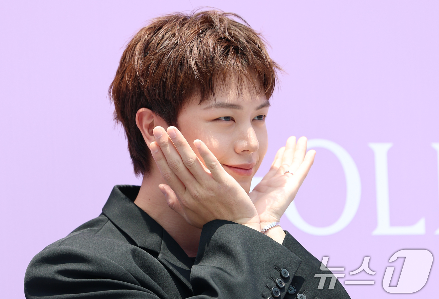 (서울=뉴스1) 권현진 기자 = 비투비 육성재가 18일 서울 성동구 MM성수에서 열린 골든듀 ‘듀이터널스 & 펄시피아’ 팝업행사에 참석해 포즈를 취하고 있다. 2025.6.18/뉴 …