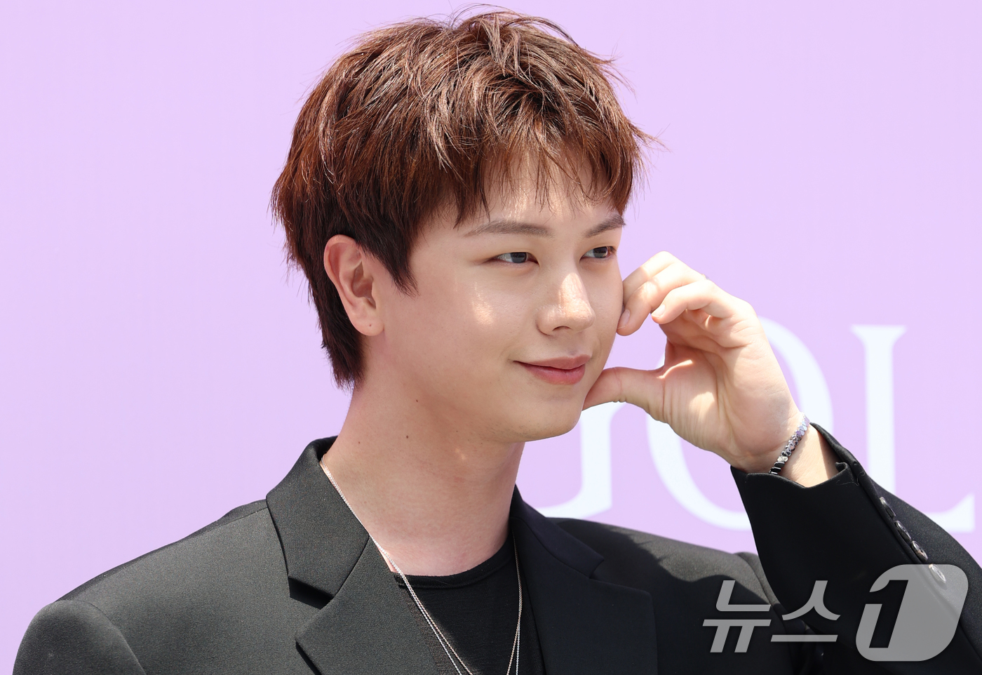 (서울=뉴스1) 권현진 기자 = 비투비 육성재가 18일 서울 성동구 MM성수에서 열린 골든듀 ‘듀이터널스 & 펄시피아’ 팝업행사에 참석해 포즈를 취하고 있다. 2025.6.18/뉴 …