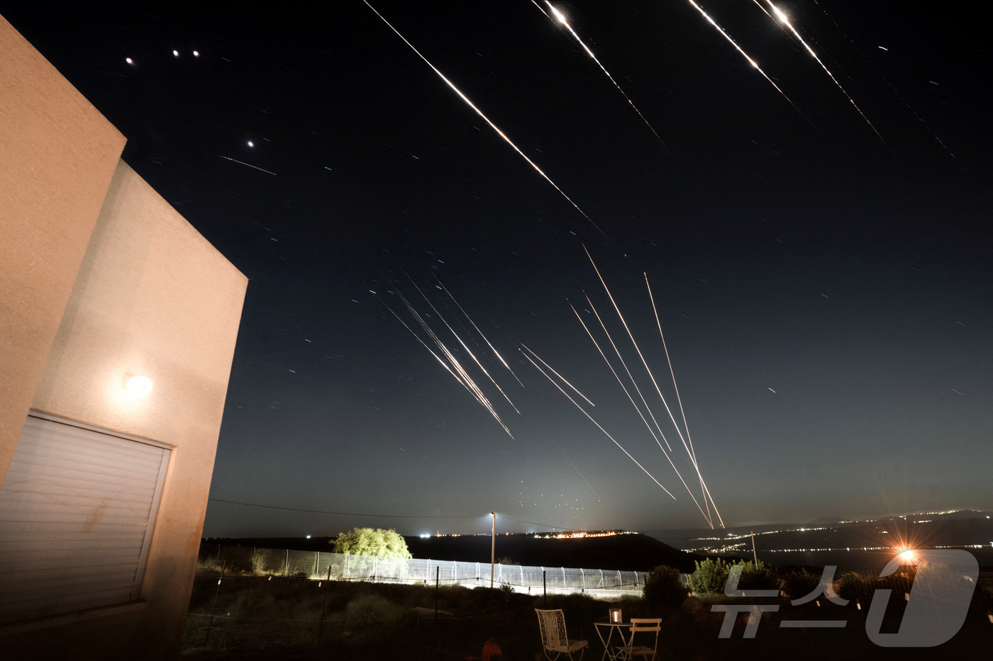 (골란고원 로이터=뉴스1) 김지완 기자 = 18일(현지시간) 이스라엘이 점령중인 골란고원에서 이란이 발사한 미사일이 이스라엘의 방공시스템에 의해 요격되고 있다. 2025.06.18 …