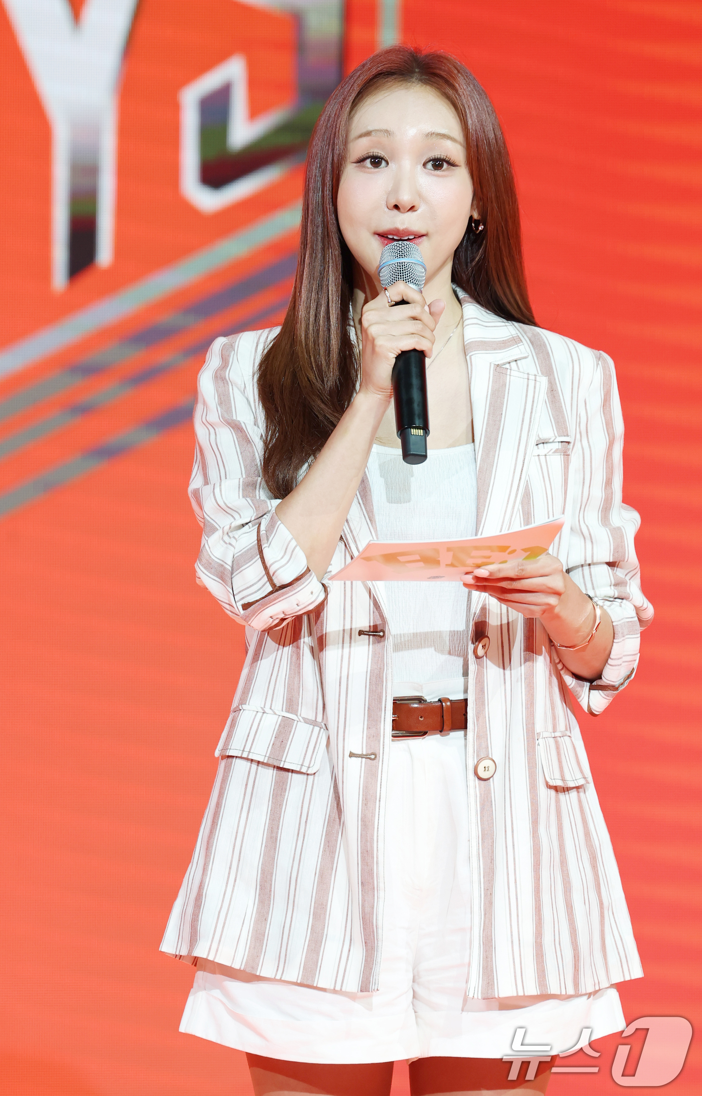 (서울=뉴스1) 권현진 기자 = 박지영 아나운서가 18일 오후 서울 마포구 상암 DMC 푸르지오시티 쇼킹 KPOP에서 열린 비보이즈 첫 번째 미니앨범 'BE:1(비:원)' 발매 기 …