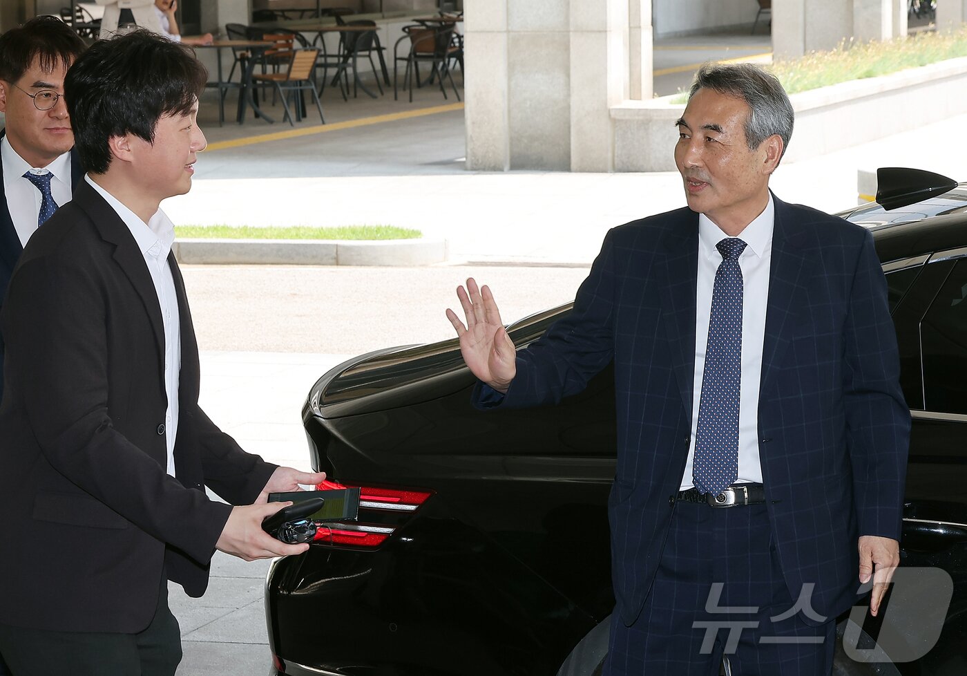 본문 이미지 - 윤석열 전 대통령의 부인 김건희 여사 의혹 관련 사건을 맡은 민중기 특별검사가 18일 오후 서울고등검찰청에서 박세현 검사장과 면담을 앞두고 취재진 질문에 손사래를 치고 있다. 2025.6.18/뉴스1 ⓒ News1 김진환 기자