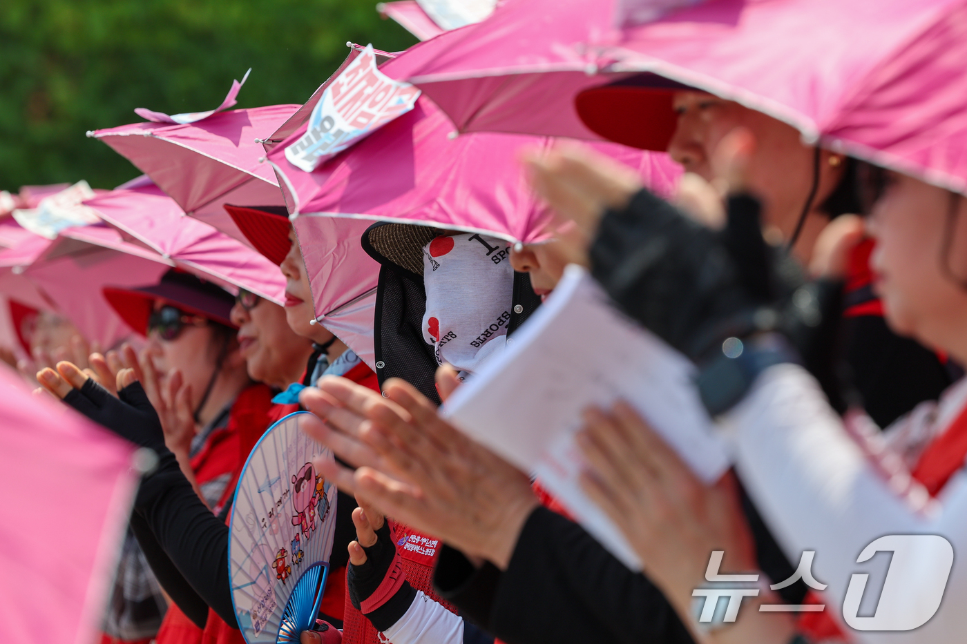 (서울=뉴스1) 안은나 기자 = 서울 낮 최고기온이 31도까지 오른 18일 서울 여의도 국회 본청 계단에서 돌봄노동자 하루멈춤 투쟁 기자회견에 참석한 민주노총 서비스연맹 전국돌봄서 …