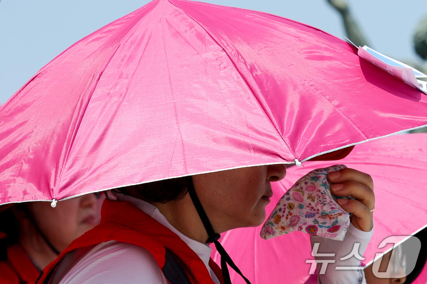 (서울=뉴스1) 안은나 기자 = 서울 낮 최고기온이 31도까지 오른 18일 서울 여의도 국회 본청 계단에서 돌봄노동자 하루멈춤 투쟁 기자회견에 참석한 민주노총 서비스연맹 전국돌봄서 …