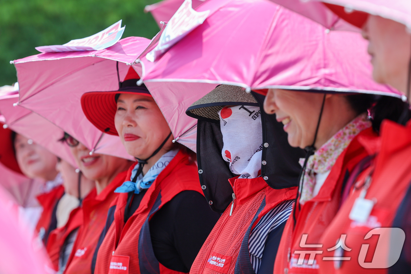 (서울=뉴스1) 안은나 기자 = 서울 낮 최고기온이 31도까지 오른 18일 서울 여의도 국회 본청 계단에서 돌봄노동자 하루멈춤 투쟁 기자회견에 참석한 민주노총 서비스연맹 전국돌봄서 …