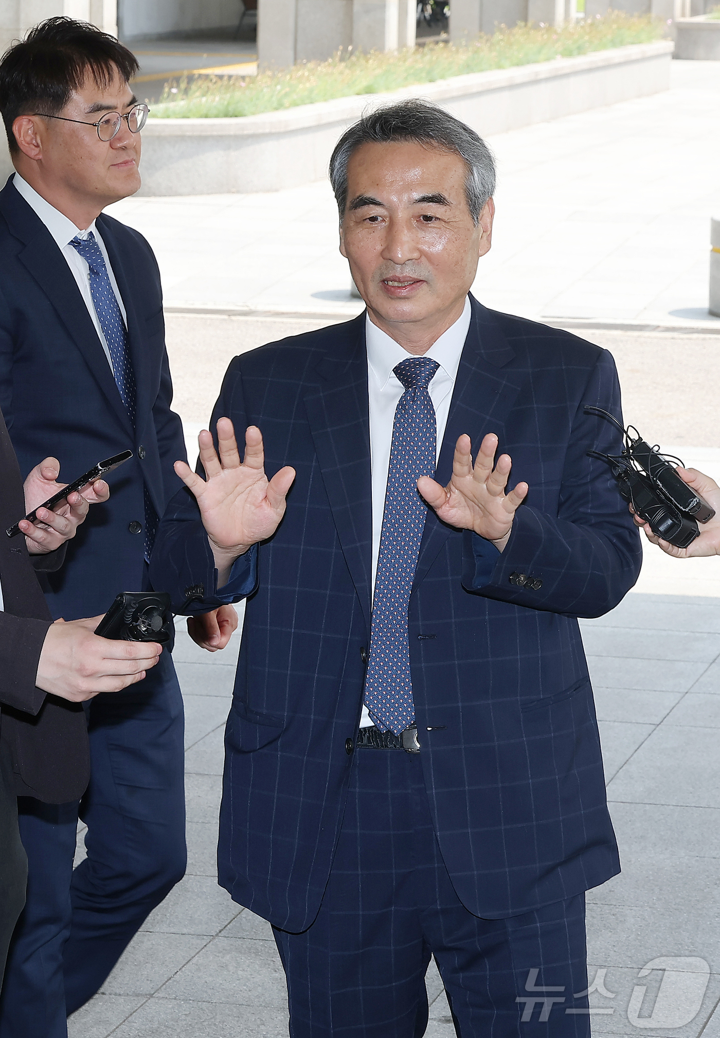 (서울=뉴스1) 김진환 기자 = 윤석열 전 대통령의 부인 김건희 여사 의혹 관련 사건을 맡은 민중기 특별검사가 18일 오후 서울고등검찰청에서 박세현 검사장과 면담을 앞두고 취재진 …