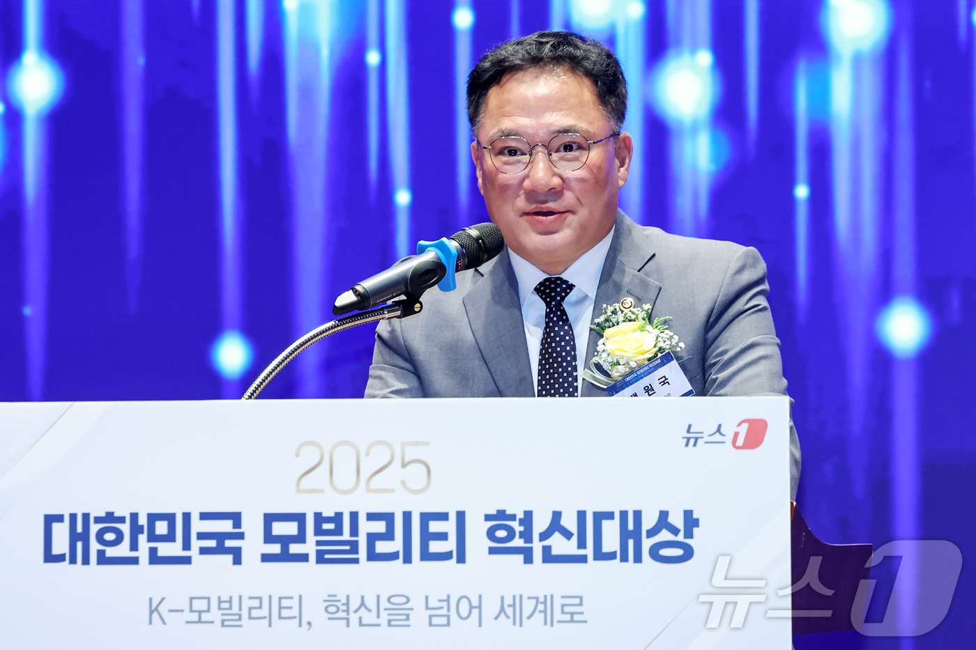 (서울=뉴스1) 민경석 기자 = 백원국 국토교통부 2차관이 18일 오후 서울 영등포구 여의도 한국거래소에서 열린 '2025 대한민국 모빌리티 혁신대상'에서 축사를 하고 있다.뉴스1 …