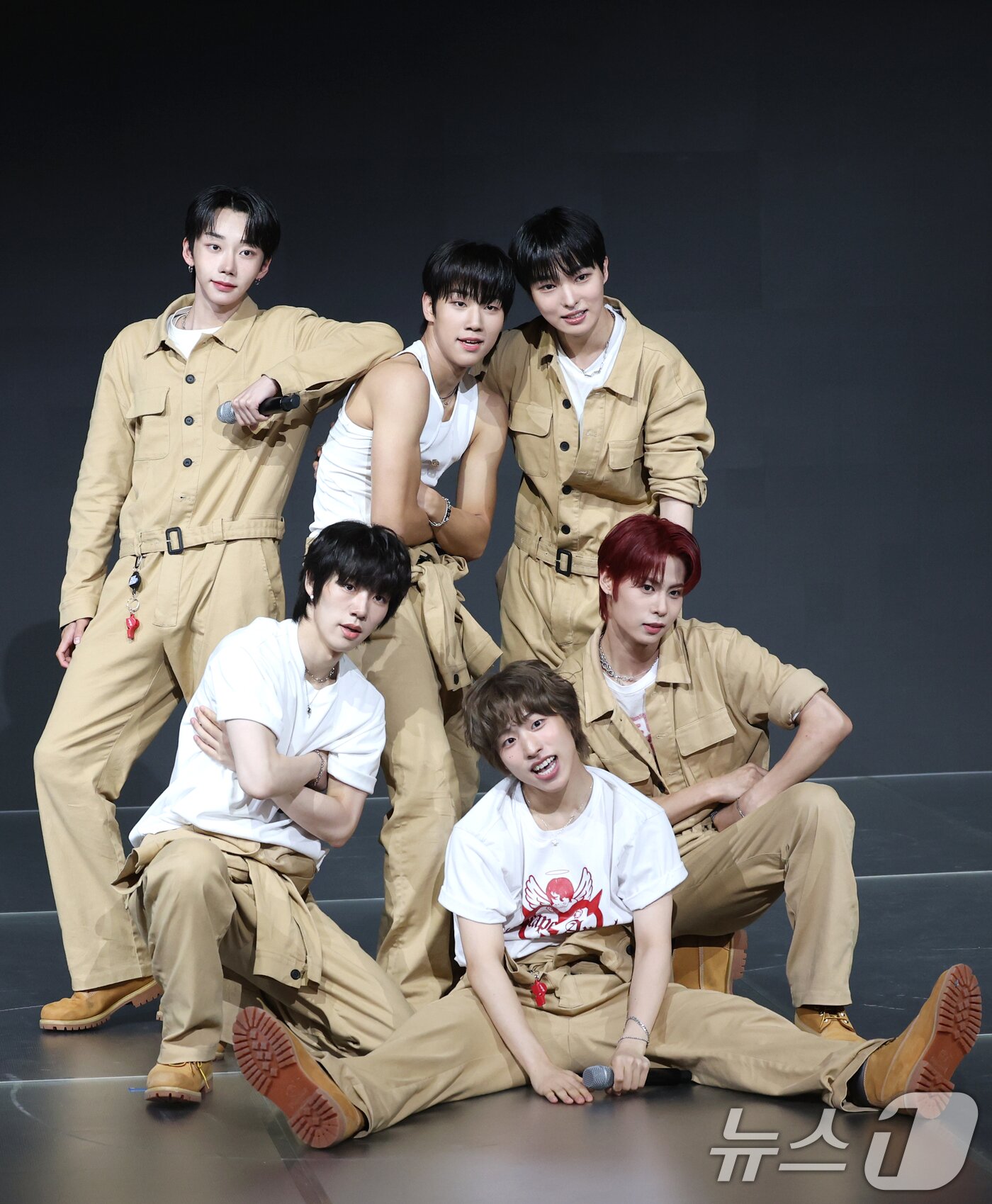 본문 이미지 - 그룹 비보이즈(BE BOYS)가 18일 오후 서울 마포구 상암 DMC 푸르지오시티 쇼킹 KPOP에서 가진 첫 번째 미니앨범 'BE:1(비:원)' 발매 기념 쇼케이스에서 타이틀 곡 ‘I’M SO SORRY, BUT I LOVE YOU(아임 소 소리, 벗 아이 러브 유)’를 선보이고 있다. 2025.6.18/뉴스1 ⓒ News1 권현진 기자