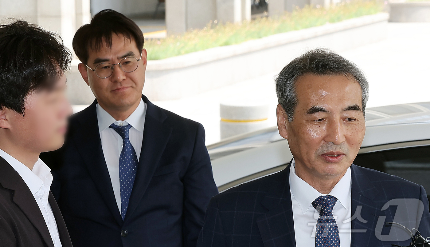 (서울=뉴스1) 김진환 기자 = 윤석열 전 대통령의 부인 김건희 여사 의혹 관련 사건을 맡은 민중기 특별검사와 김형근 특검보(왼쪽)가 18일 오후 서울고등검찰청에서 박세현 검사장과 …