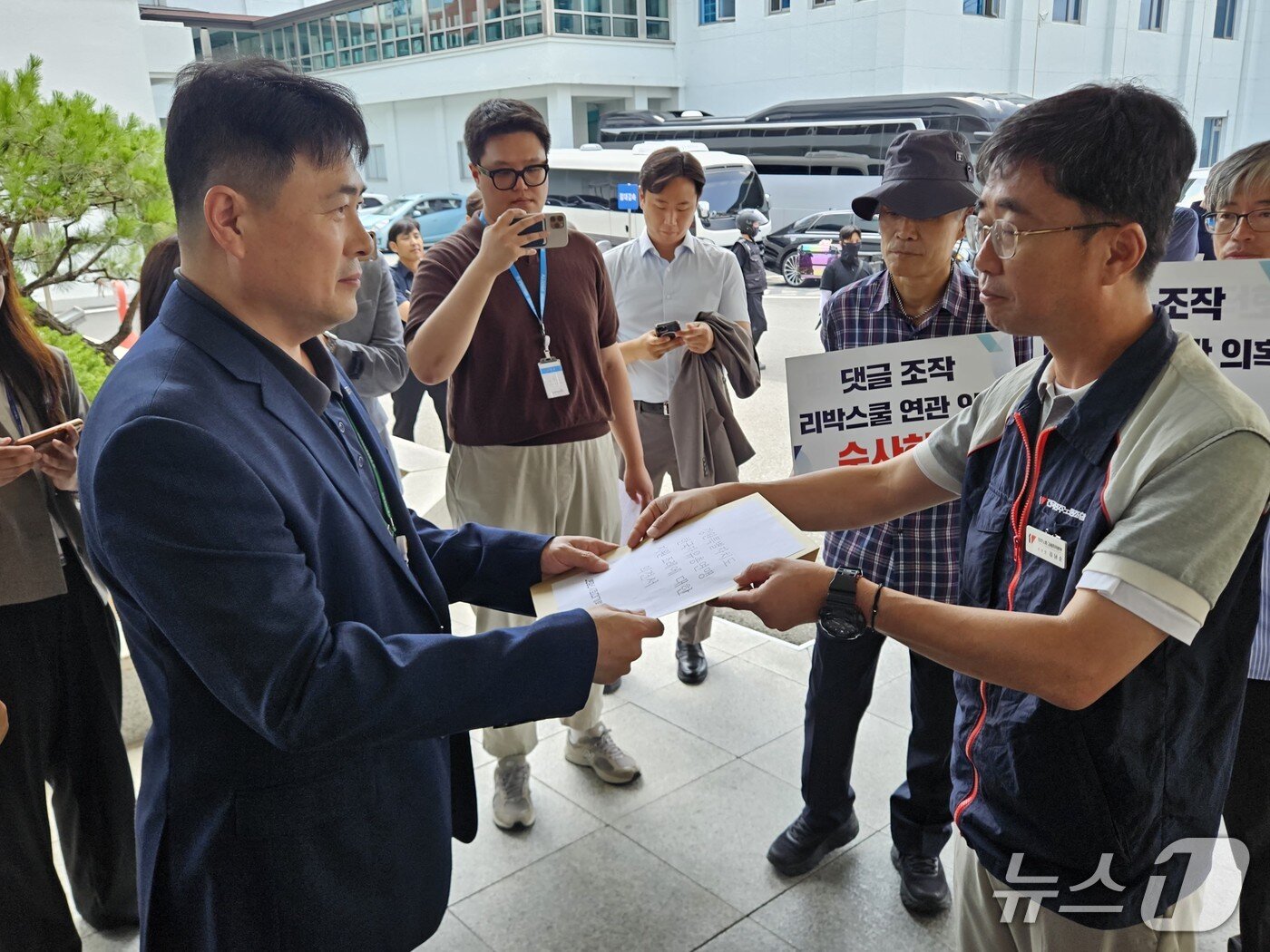 본문 이미지 - 강원비상행동이 18일 도의회 앞에서 의회 직원에게  ‘강원도 한국자유총연맹 지원 조례안’에 대한 의견서를 전달하고 있다.2025.6.18 한귀섭 기자