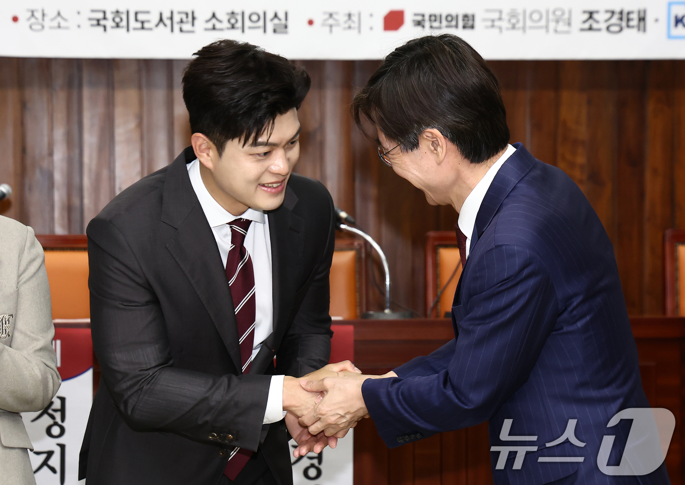 (서울=뉴스1) 김민지 기자 = 김용태 국민의힘 비상대책위원장이 18일 서울 여의도 국회도서관에서 열린 '부산의 바다, 시민에게 열려 있는가?' 정책 토론회에서 조경태 의원 등 참 …