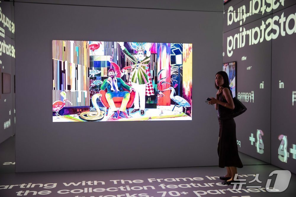 본문 이미지 - 관람객이 바심 마그디의 '독재자와 바퀴벌레, 그들의 축복을 세다' 작품을 감상하고 있다.(삼성전자 뉴스룸)