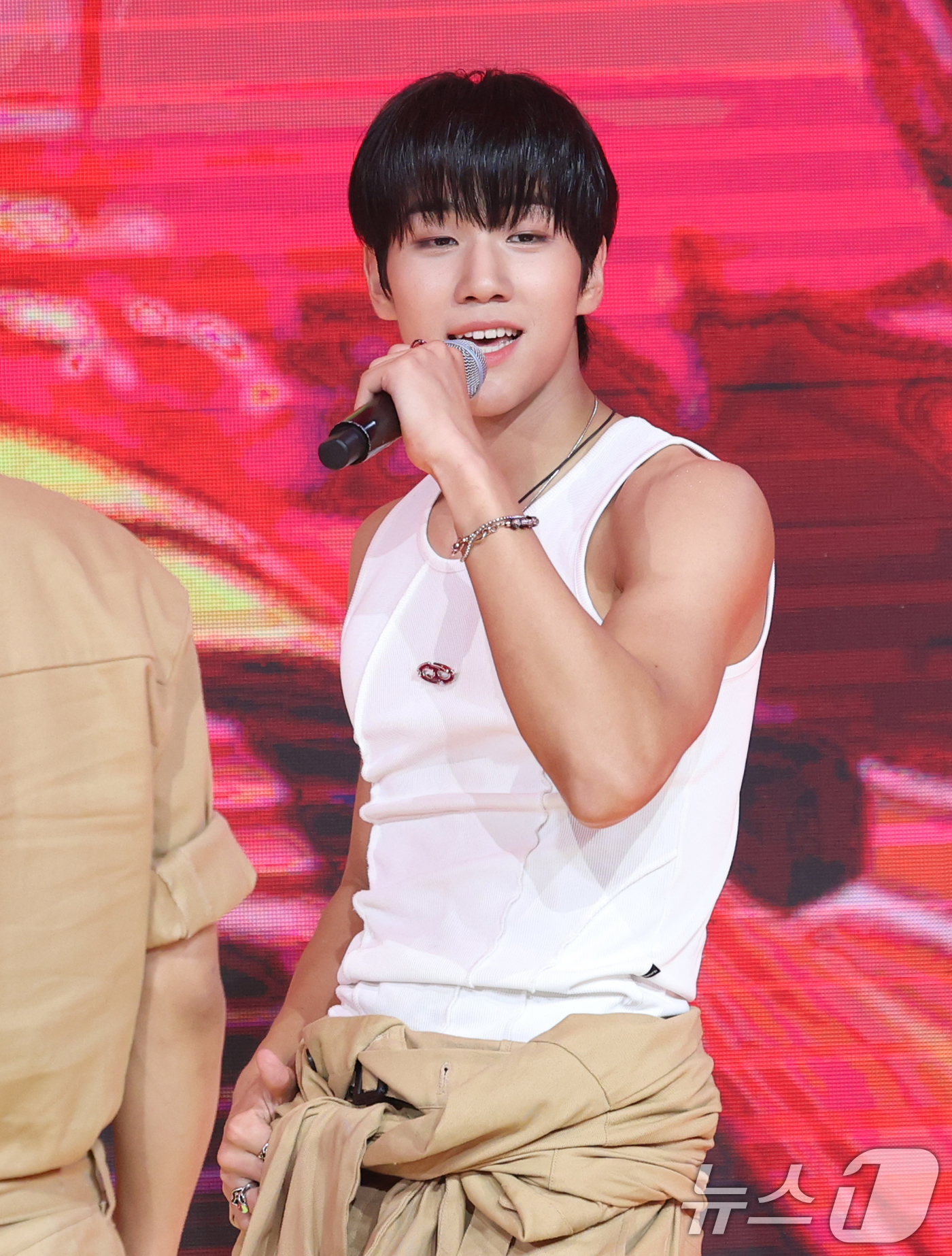 (서울=뉴스1) 권현진 기자 = 그룹 비보이즈(BE BOYS)의 원천이 18일 오후 서울 마포구 상암 DMC 푸르지오시티 쇼킹 KPOP에서 가진 첫 번째 미니앨범 'BE:1(비:원 …