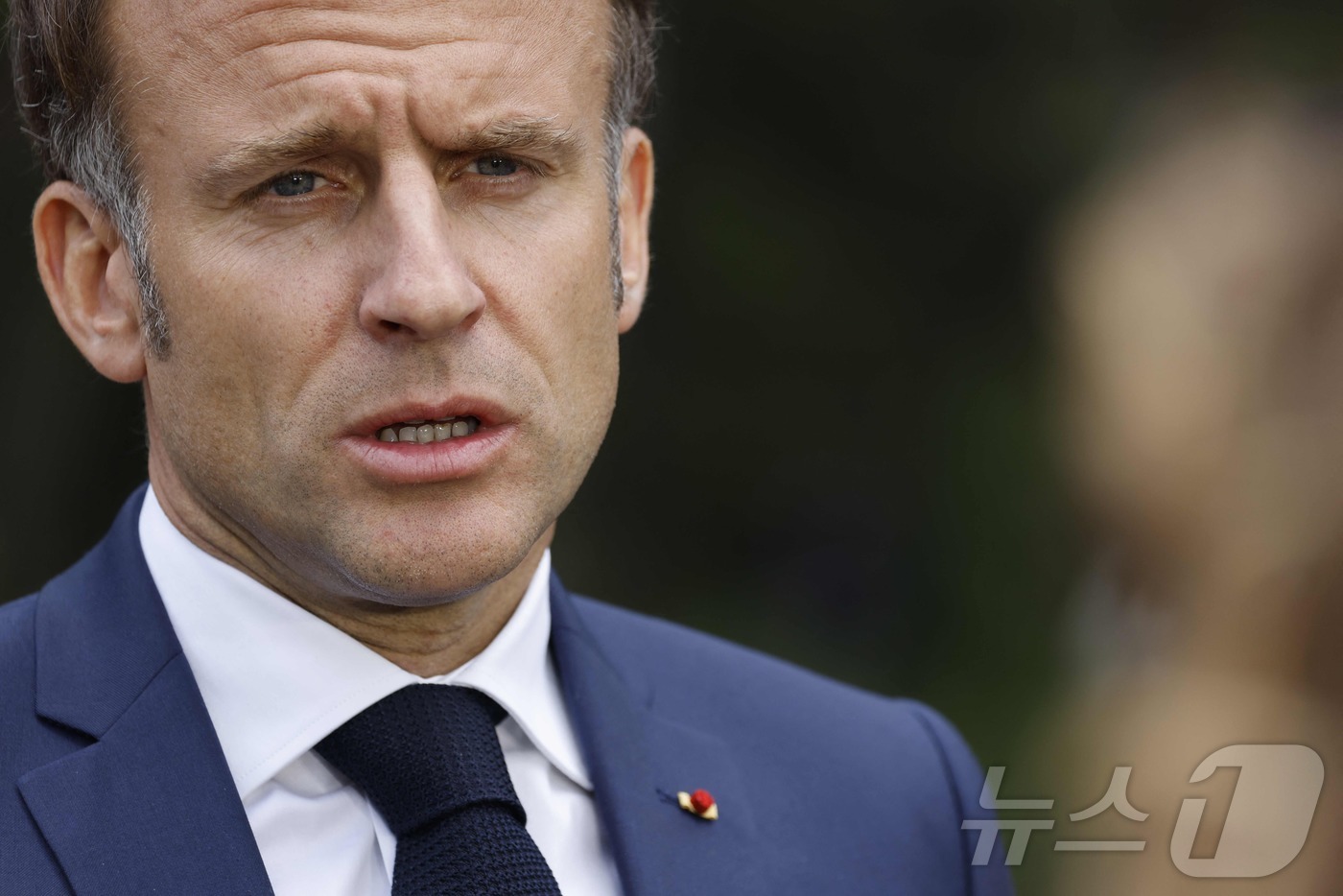 (캐내내스키스 AFP=뉴스1) 강민경 기자 = 에마뉘엘 마크롱 프랑스 대통령이 17일(현지시간) 캐나다 앨버타주 캐내내스키스에서 열린 G7 정상회의에서 기자회견을 열고 있다. 마크 …