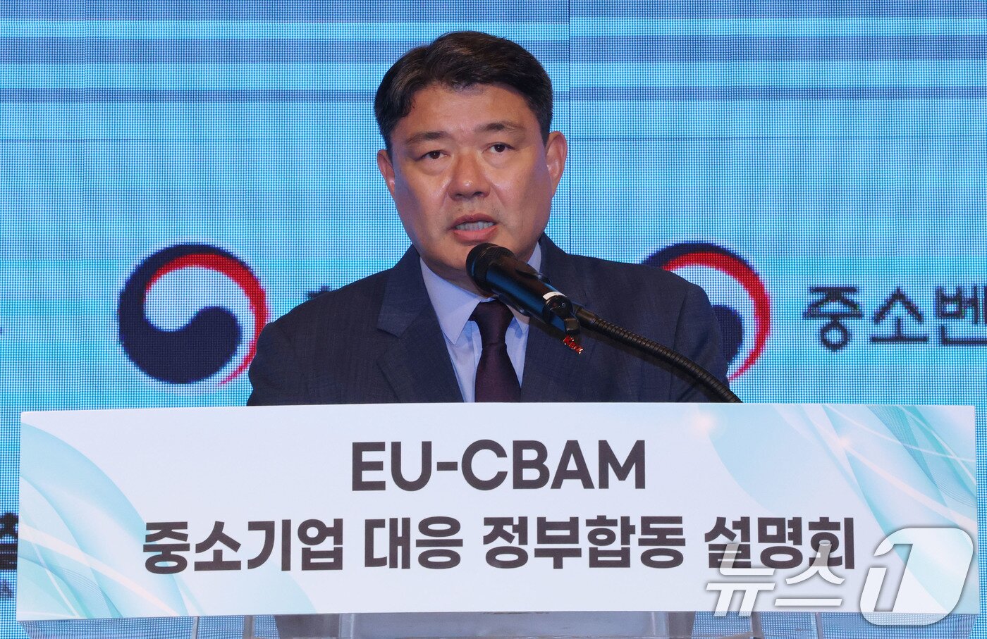 본문 이미지 - 조진형 중소기업중앙회 협동조합본부장이 18일 서울 여의도 중소기업중앙회에서 열린 ‘EU-CBAM&#40;탄소국경조정제도&#41;’ 중소기업 대응 정부합동설명회에서 개회사를 하고 있다. 2025.6.18/뉴스1 ⓒ News1 박세연 기자