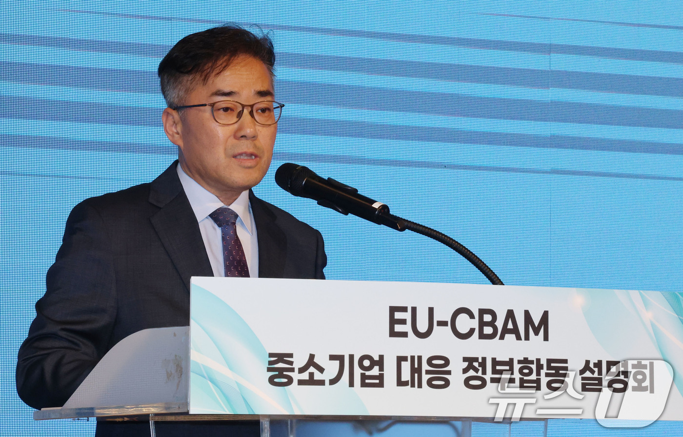 (서울=뉴스1) 박세연 기자 = 이재근 산업통상자원부 신통상전략지원관이 18일 서울 여의도 중소기업중앙회에서 열린 ‘EU-CBAM(탄소국경조정제도)’ 중소기업 대응 정부합동설명회에 …