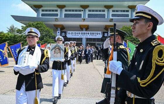 6·25전쟁서 산화한 호국영웅 11위 영면…육군, 합동안장식 엄수