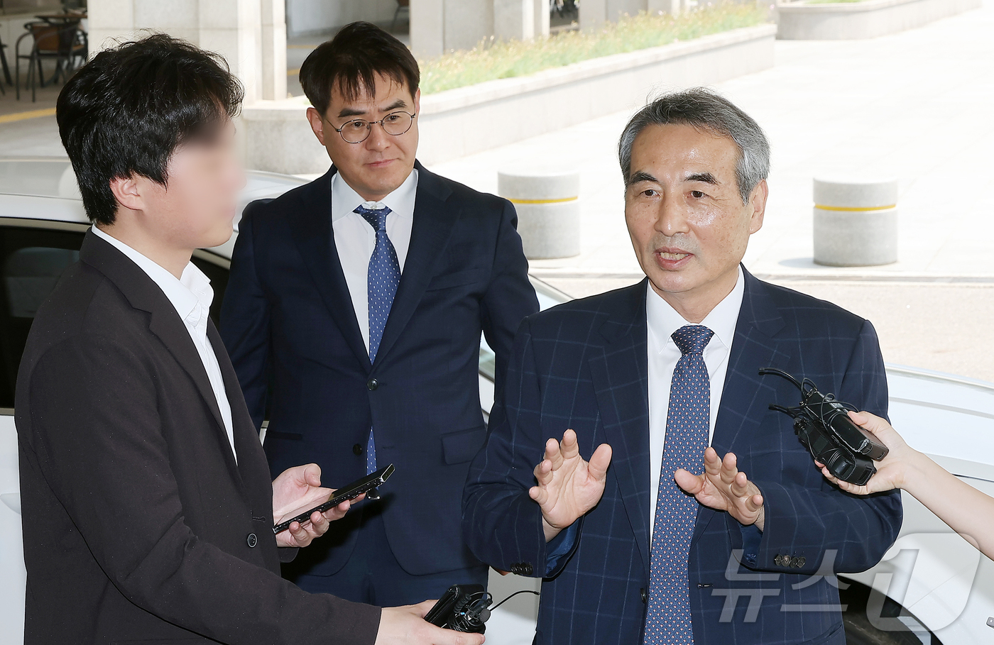 (서울=뉴스1) 김진환 기자 = 윤석열 전 대통령의 부인 김건희 여사 의혹 관련 사건을 맡은 민중기 특별검사와 김형근 특검보(왼쪽)가 18일 오후 서울고등검찰청에서 박세현 검사장과 …