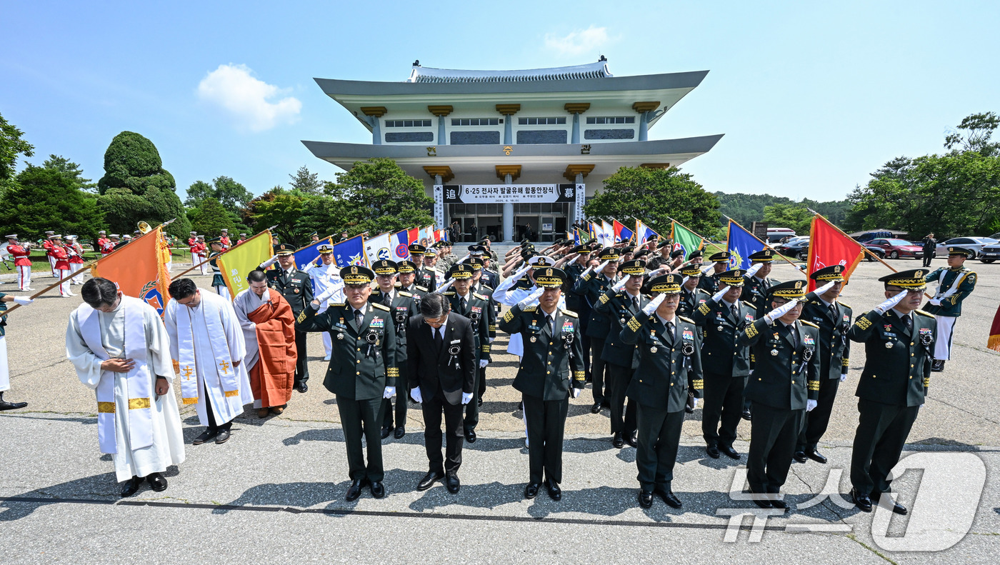 (서울=뉴스1) = 육군은 지난 16일 국립영천호국원을 시작으로 18일 국립대전현충원과 국립서울현충원에서 '6.25전쟁 전사자 발굴유해 합동안장식'을 엄수했다고 밝혔다.18일 국립 …