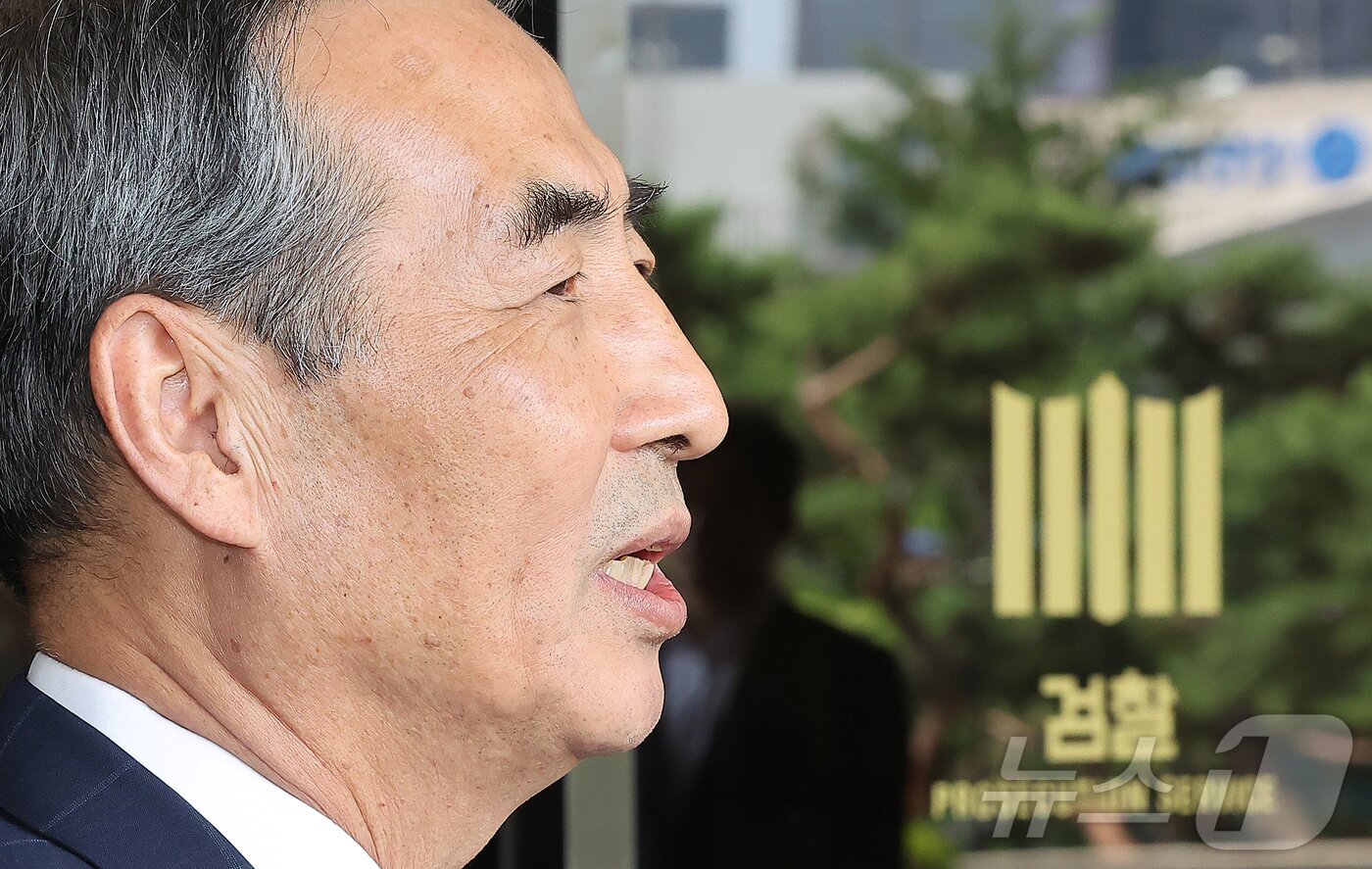 본문 이미지 - 윤석열 전 대통령의 부인 김건희 여사 의혹 관련 사건을 맡은 민중기 특별검사가 18일 오후 서울중앙지방검찰청에서 박승환 검사장 직무대리와 면담을 마친 뒤 취재진 질문에 답변하고 있다. 2025.6.18/뉴스1 ⓒ News1 김진환 기자