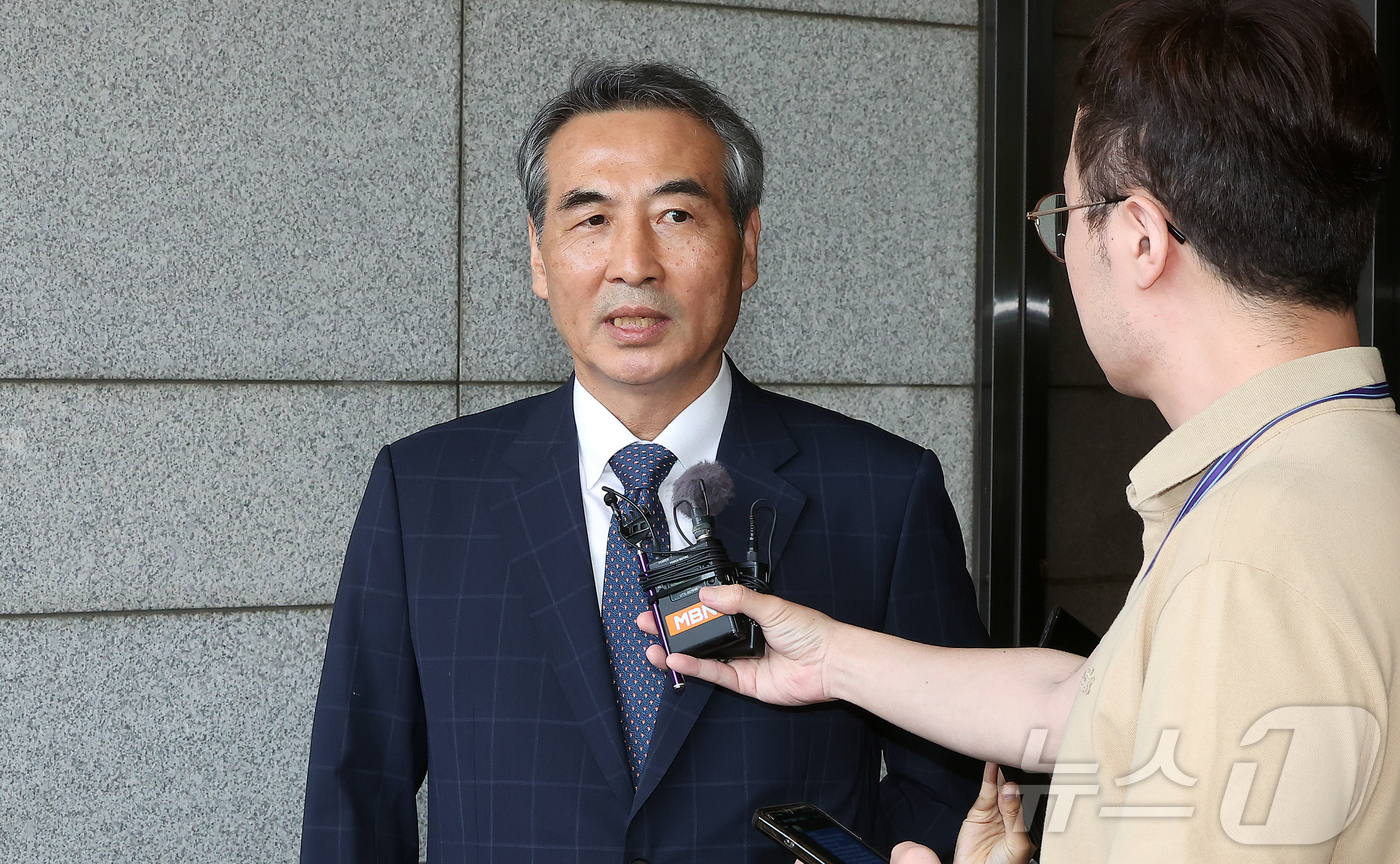 (서울=뉴스1) 김진환 기자 = 윤석열 전 대통령의 부인 김건희 여사 의혹 관련 사건을 맡은 민중기 특별검사가 18일 오후 서울중앙지방검찰청에서 박승환 검사장 직무대리와 면담을 마 …