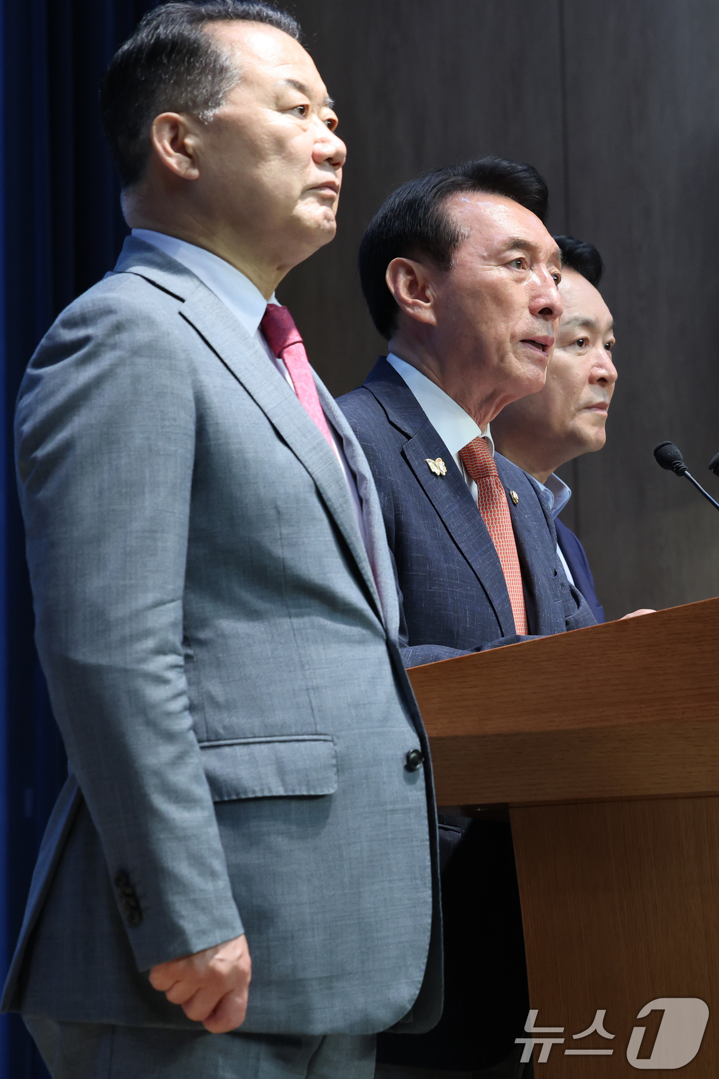 (서울=뉴스1) 안은나 기자 = 국민의힘 소속 신성범 국회 정보위원장(왼쪽부터), 김석기 외교통일위원장, 성일종 국방위원장이 18일 오후 서울 여의도 국회 소통관에서 더불어민주당을 …