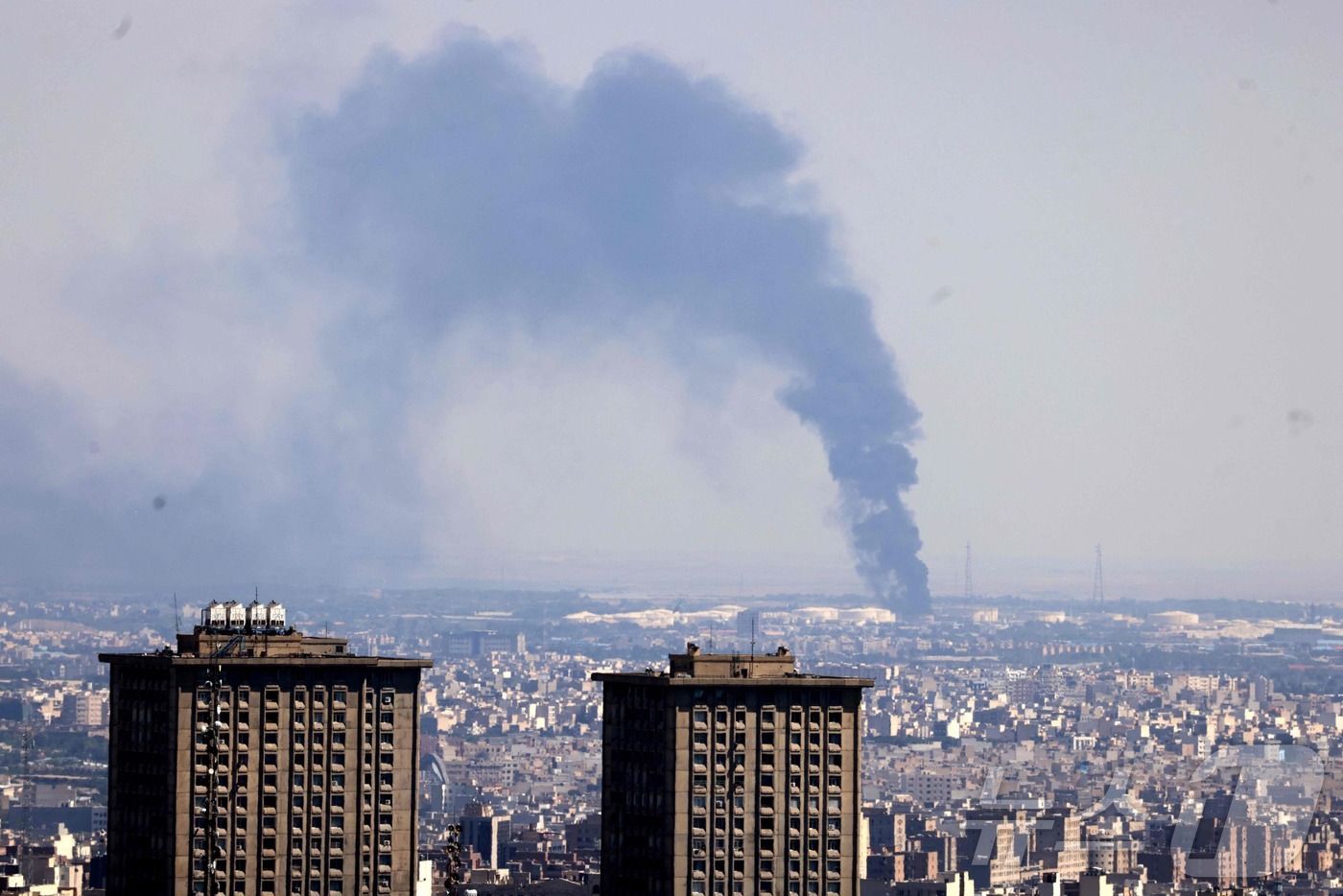 (테헤란 AFP=뉴스1) 김예슬 기자 = 17일(현지시간) 이란 수도 테헤란에서 이스라엘의 공습으로 연기가 피어오르는 모습. 25.06.17ⓒ AFP=뉴스1